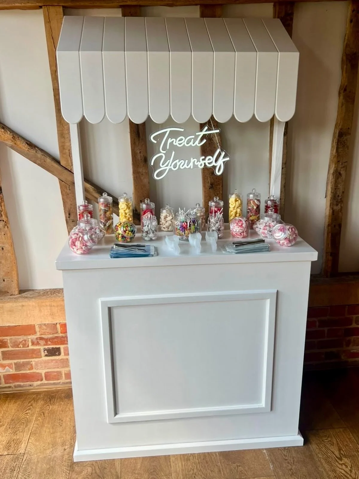 We had the pleasure of providing our Sweet Stall for A &amp; E&rsquo;s wedding yesterday at villiersbarnvenue 💍🍬

We hope you had a fabulous day at this magical venue 🥂

They opted for our fully loaded option and doesn&rsquo;t it look good! 🤩

#w