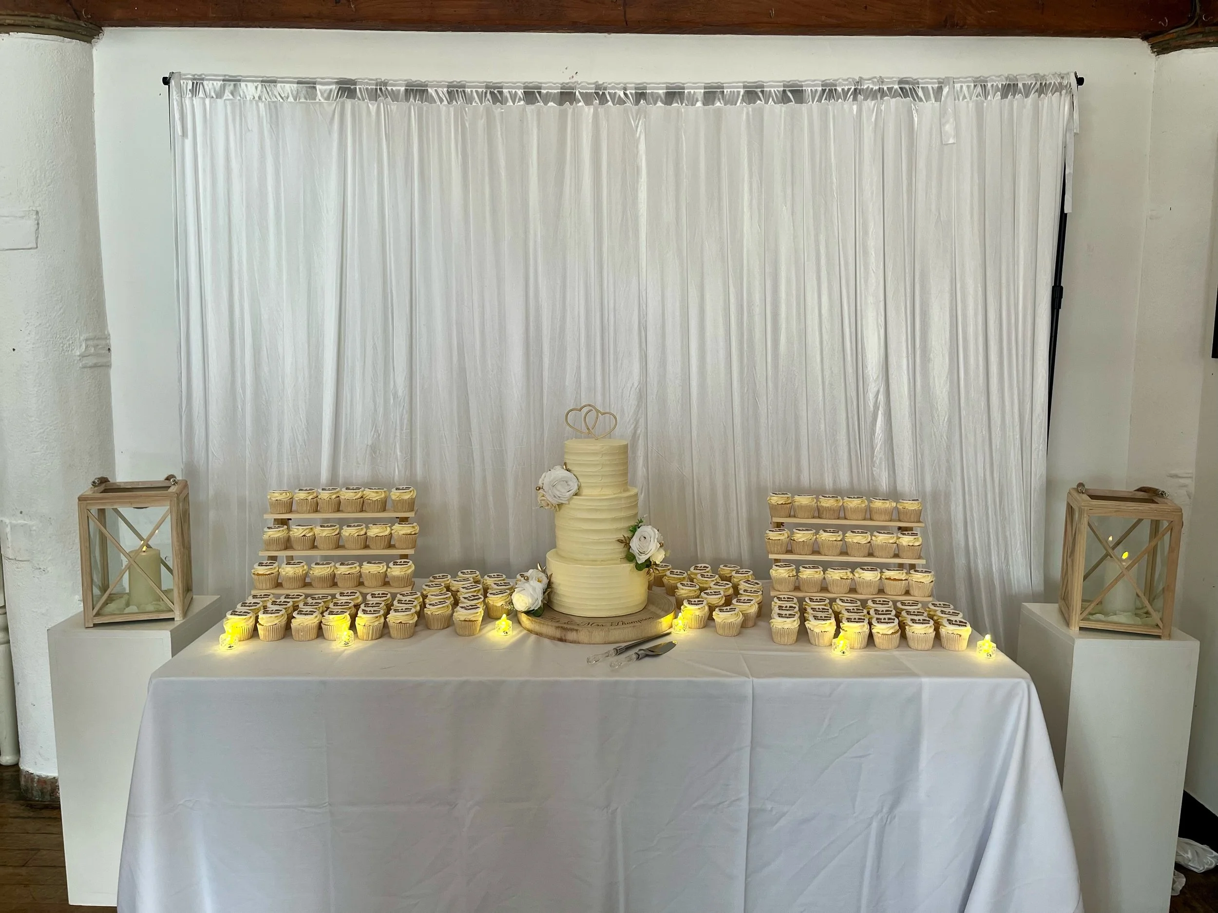On Saturday we had the pleasure of providing our classic white backdrop at @fosltc for A &amp; B&rsquo;s vow renewal 🤍

It was the perfect way to help frame their beautiful cake from @rainybakes1 🍰

We hope you had a fabulous day at this beautiful 