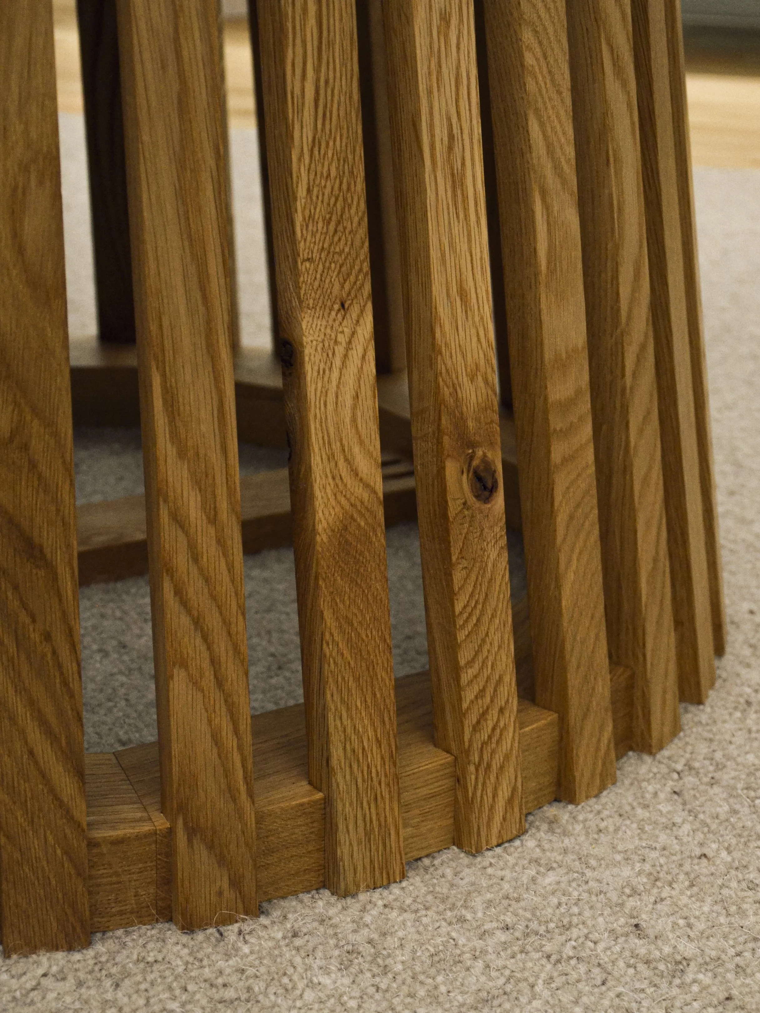 Mesa de jantar em  carvalho americano maciço com tampo em vidro temperado.