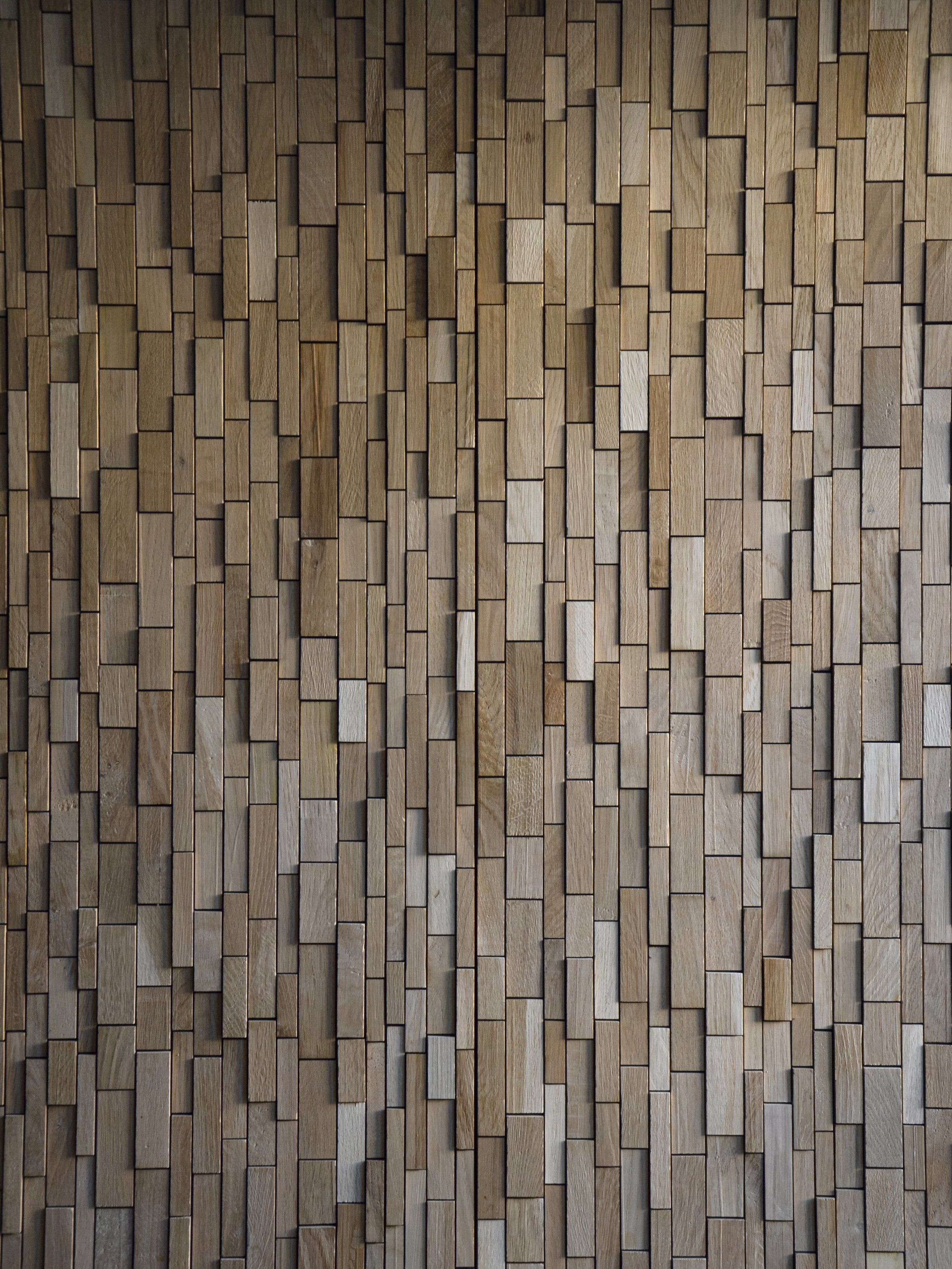 Móvel louceiro folheado a carvalho com efeito de serra, portas revestidas com mosaicos em carvalho e base em ferro lacado a preto mate.