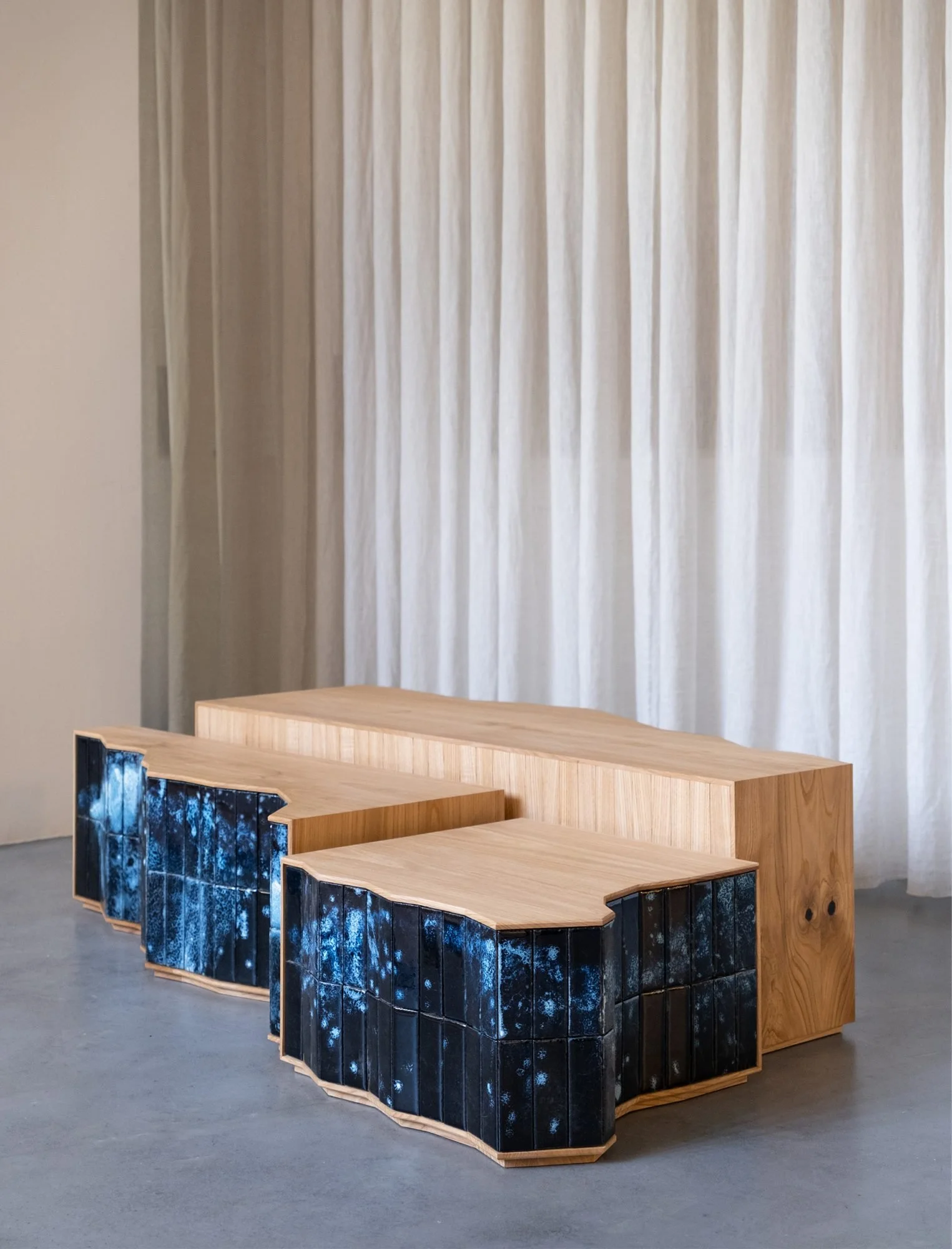 Conjunto de três mesas de café em castanho português maciço, com frentes revestidas a azulejo.