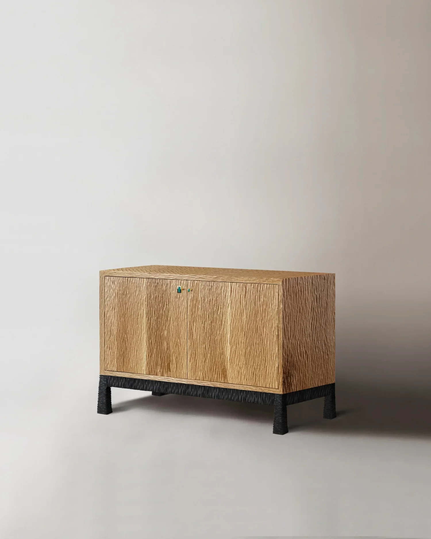 Aparador em carvalho escavado maciço, com pernas em latão negro e prateleira interior ajustável em carvalho.