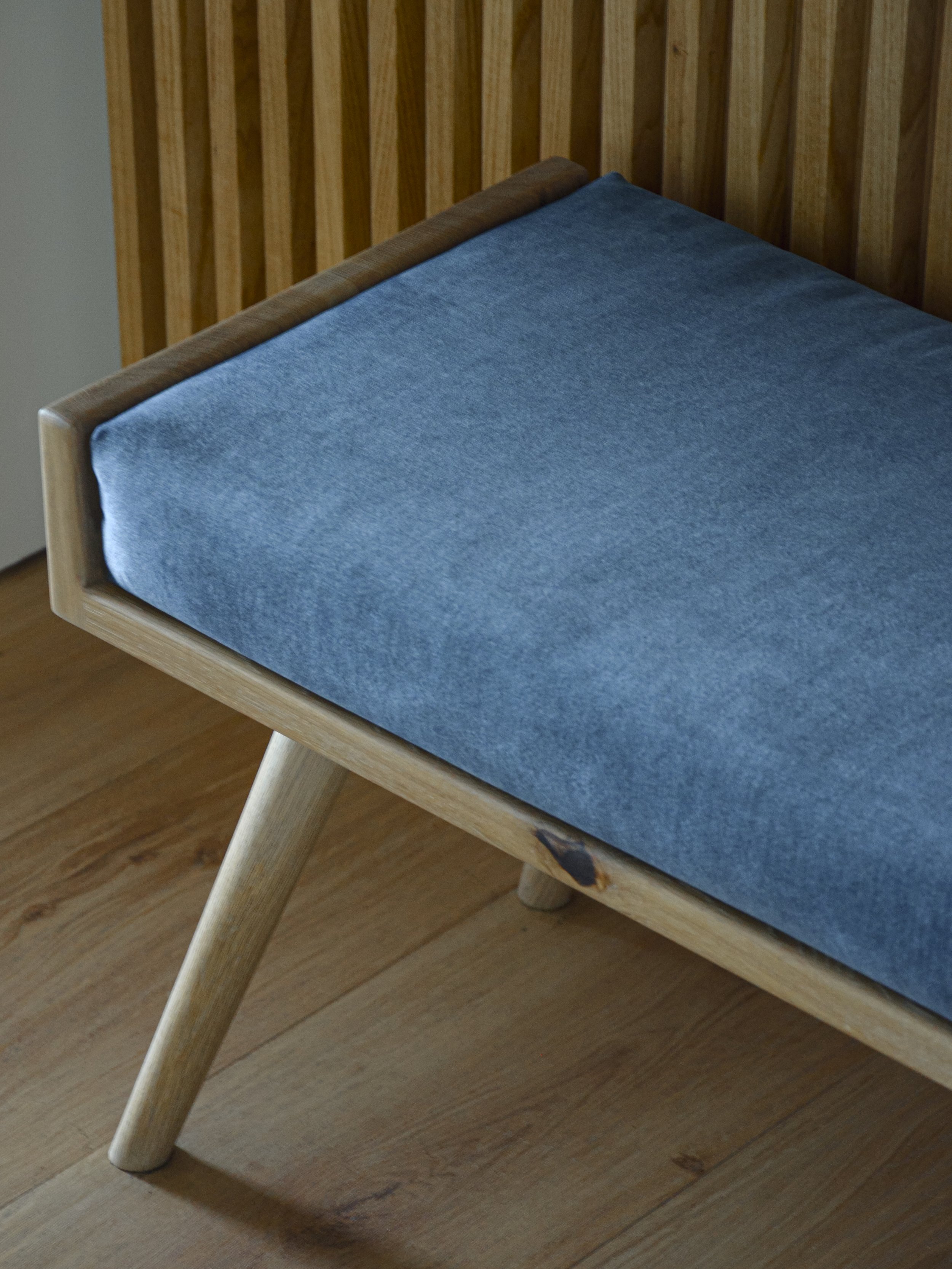 Banco em carvalho francês maciço com almofada.