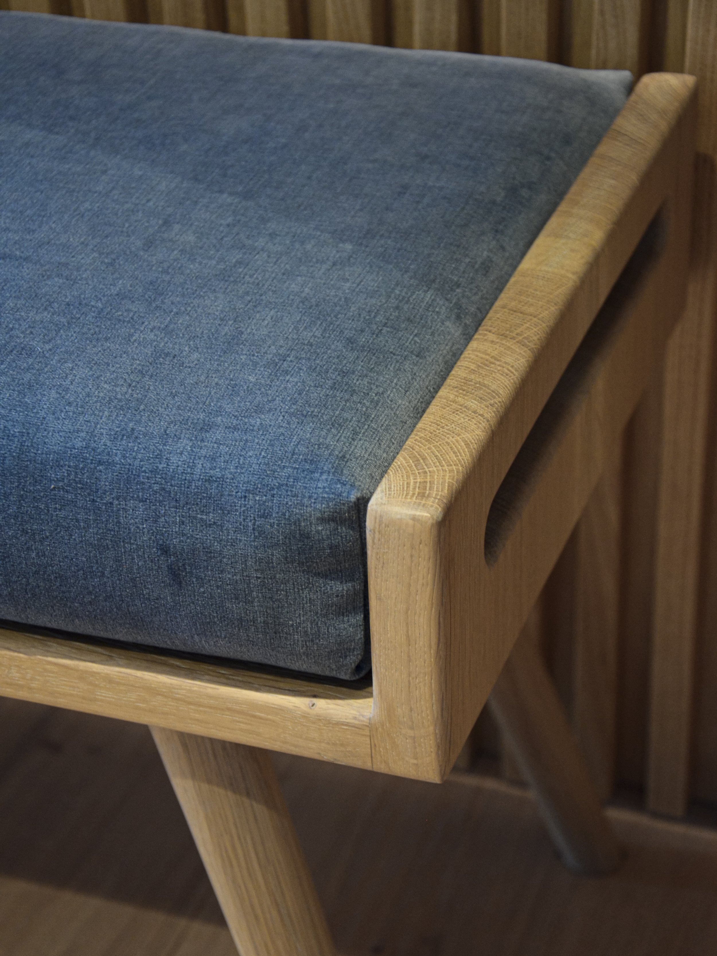 Banco em carvalho francês maciço com almofada.