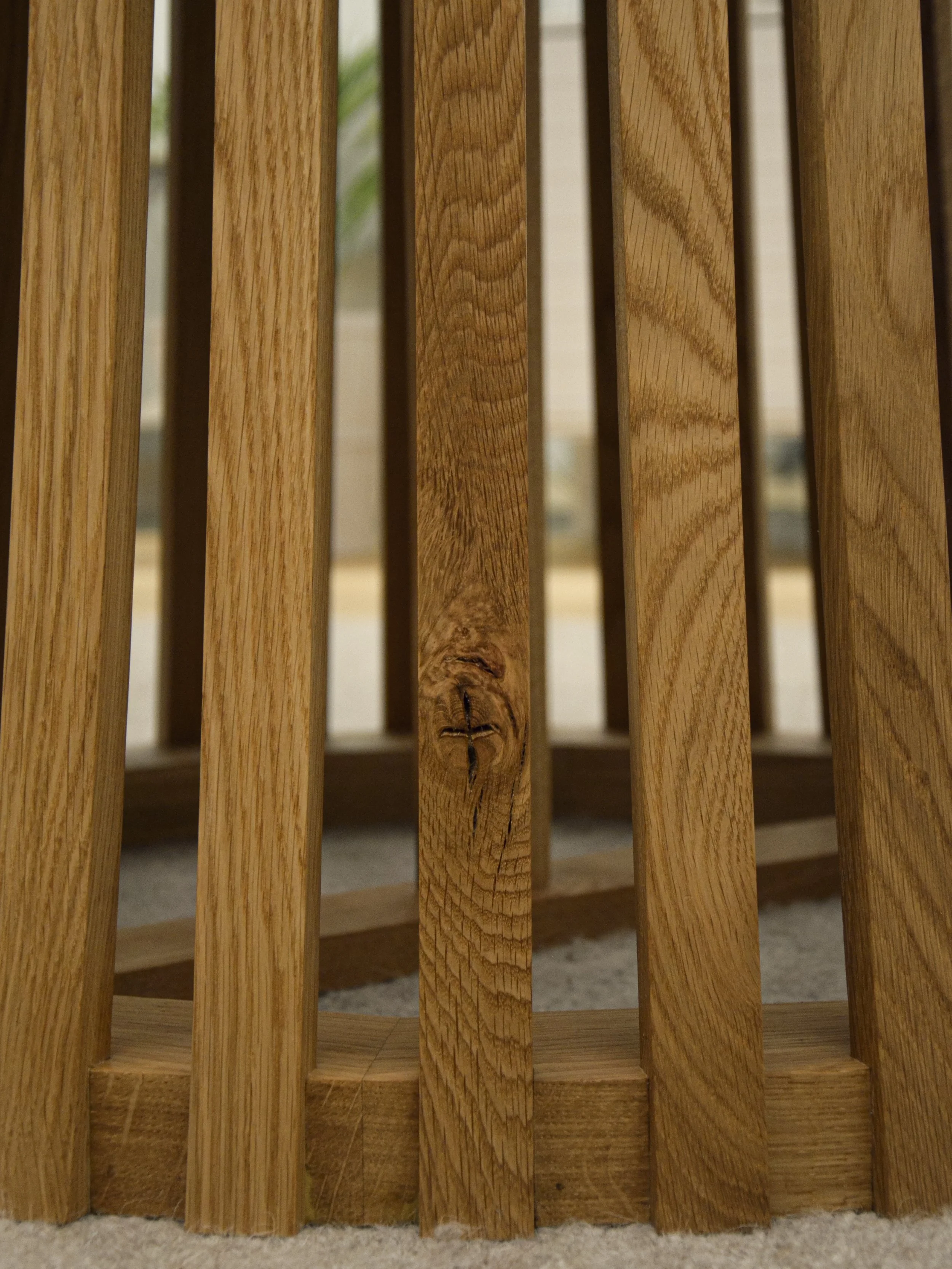 Mesa de jantar em  carvalho americano maciço com tampo em vidro temperado.