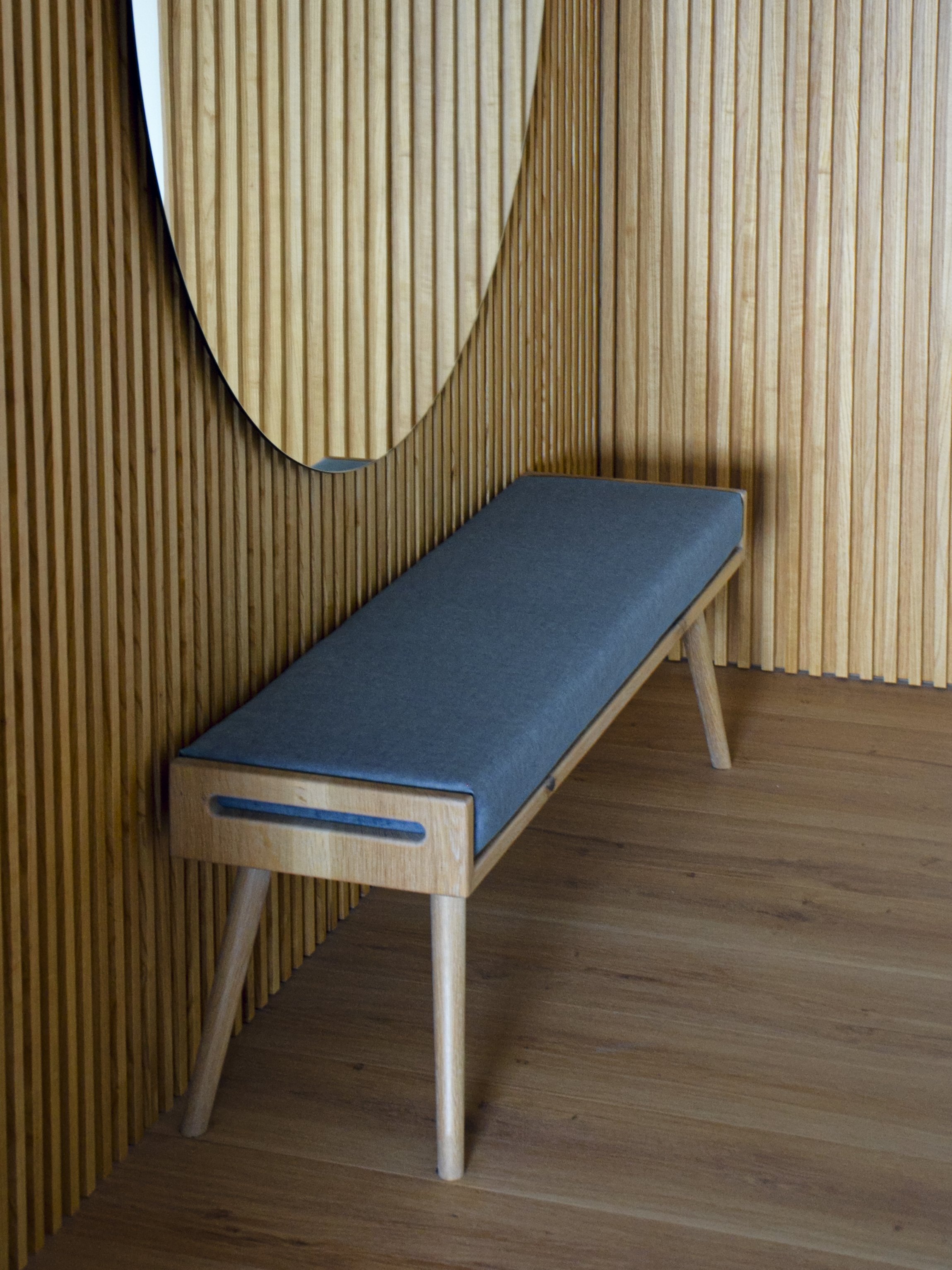 Banco em carvalho francês maciço com almofada.