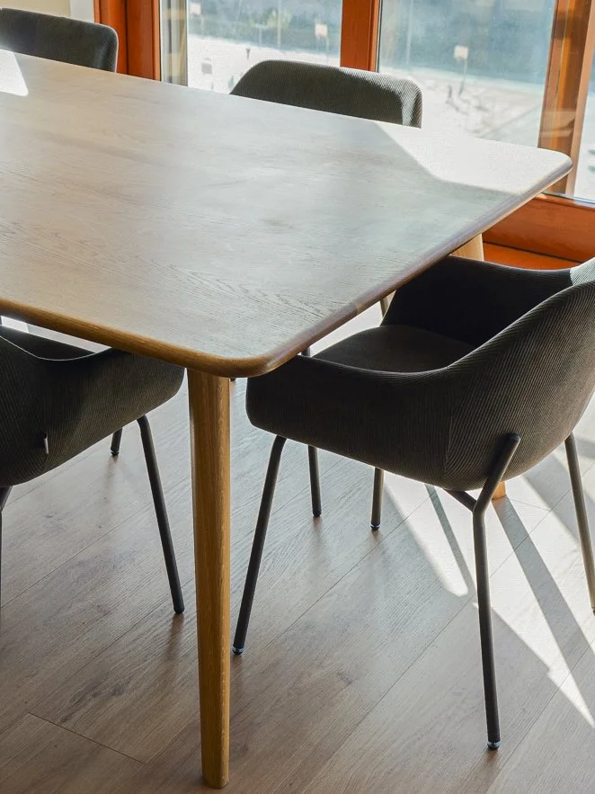 Mesa de jantar em carvalho americano maciço.