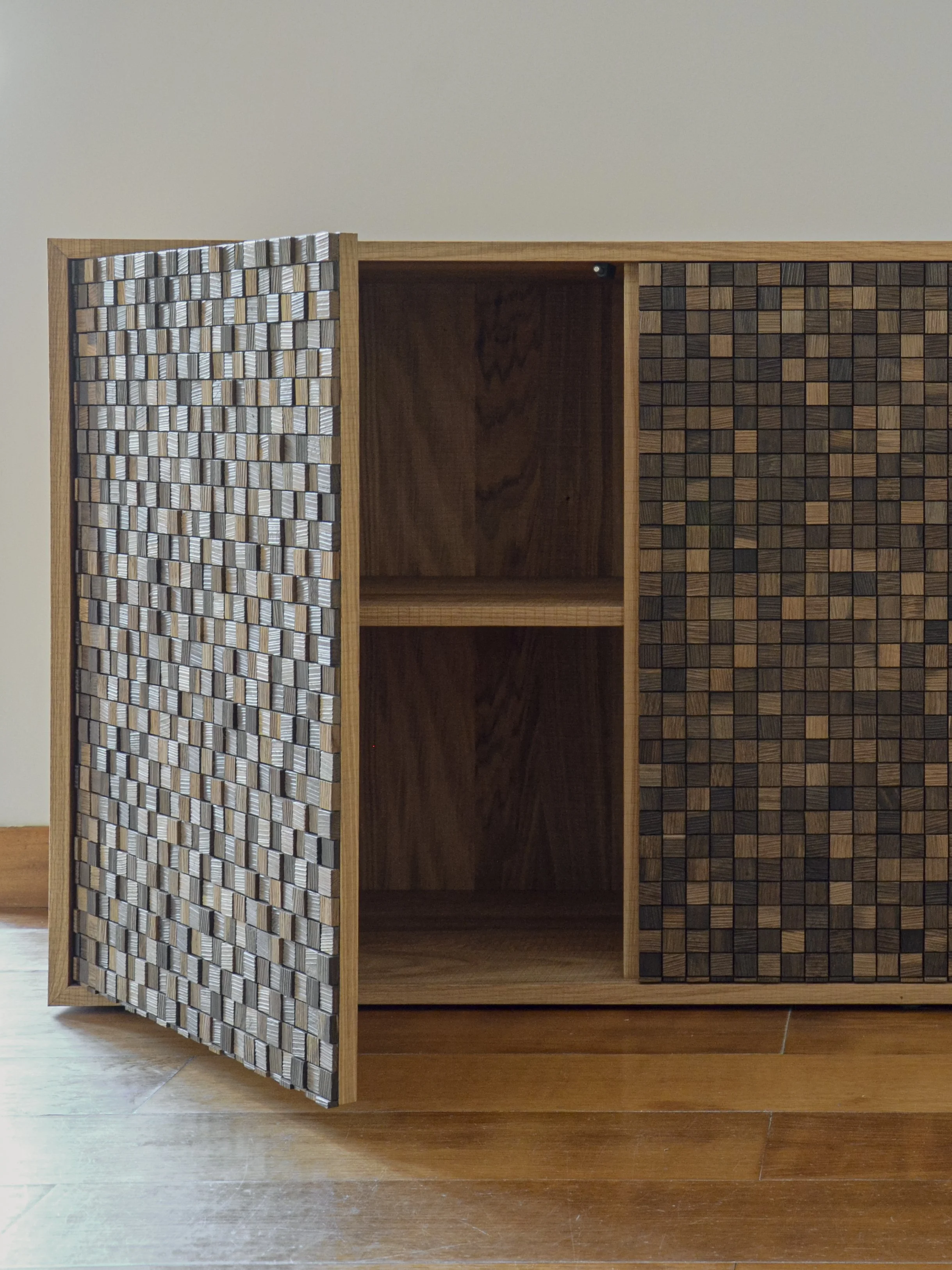 Aparador folheado a carvalho com efeito de serra e portas revestidas com mosaicos em carvalho.