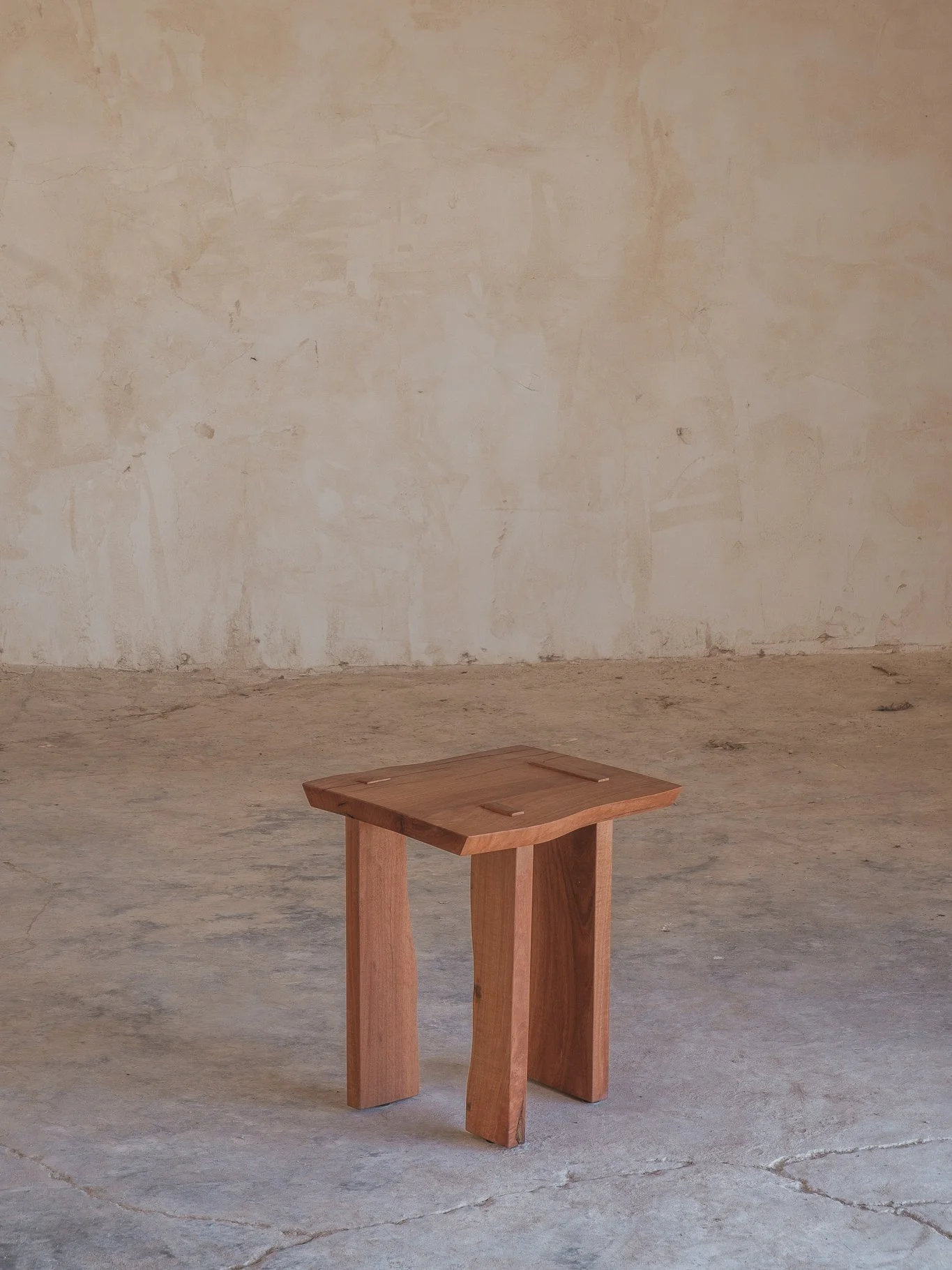 Banco  em acácia e eucalipto vermelho maciços, para o café TRADER.