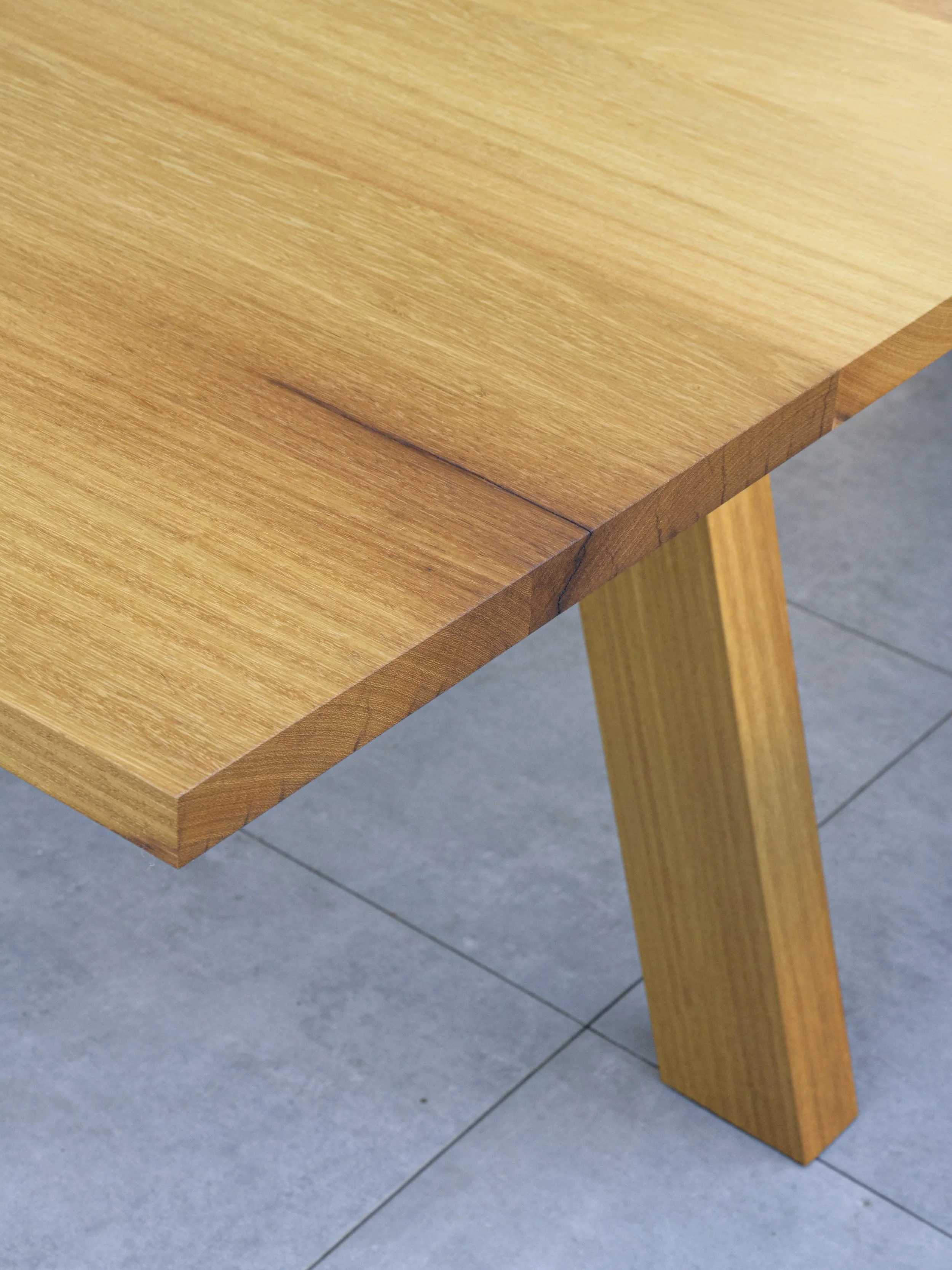 Conjunto de mesa de refeições e bancos de exterior em iroko maciço