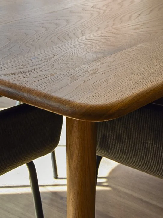 Mesa de jantar em carvalho americano maciço.