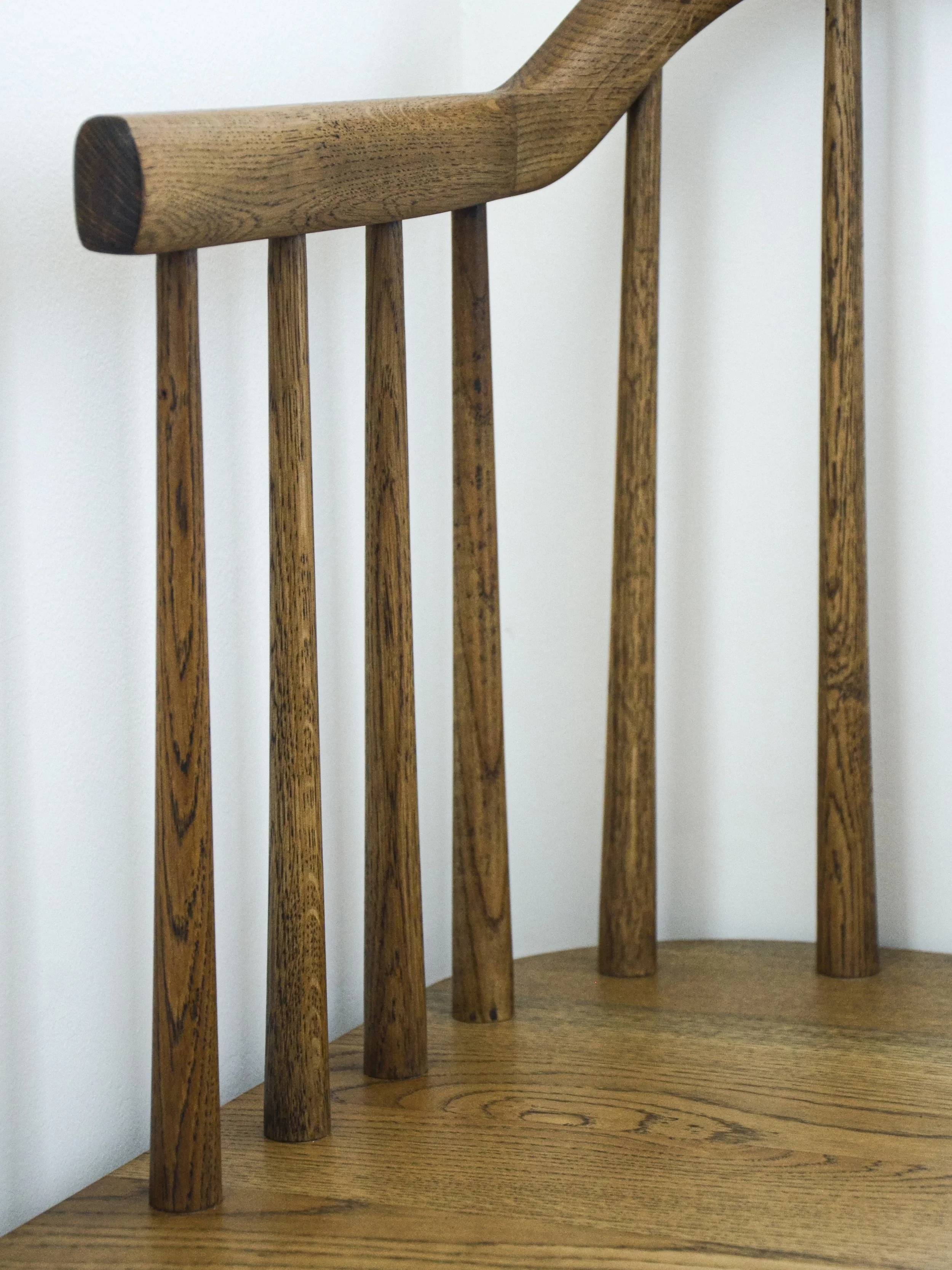 Sofá em carvalho francês maciço com almofadas