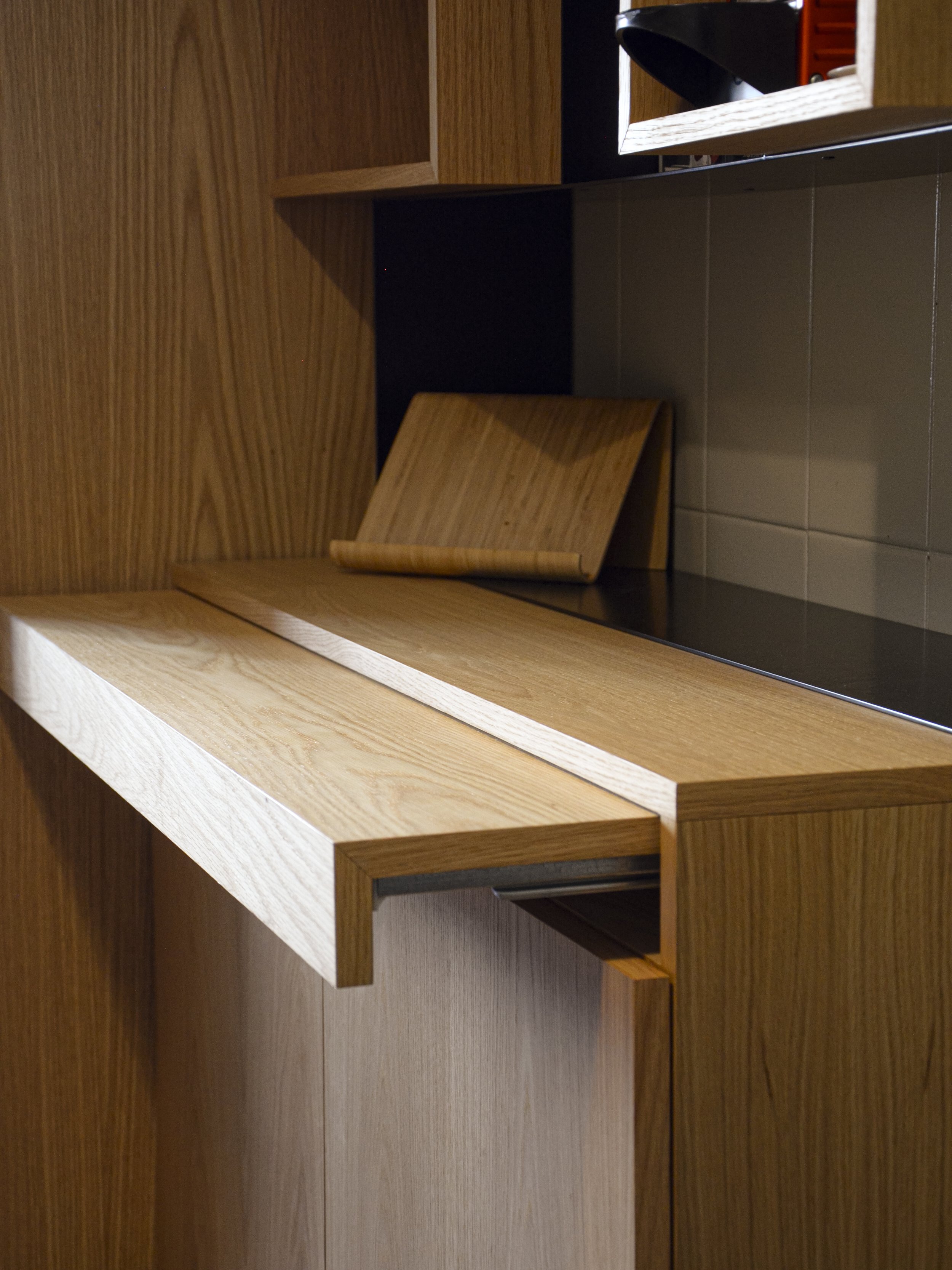Móvel com mesa retrátil oculta, folheado a carvalho americano.
