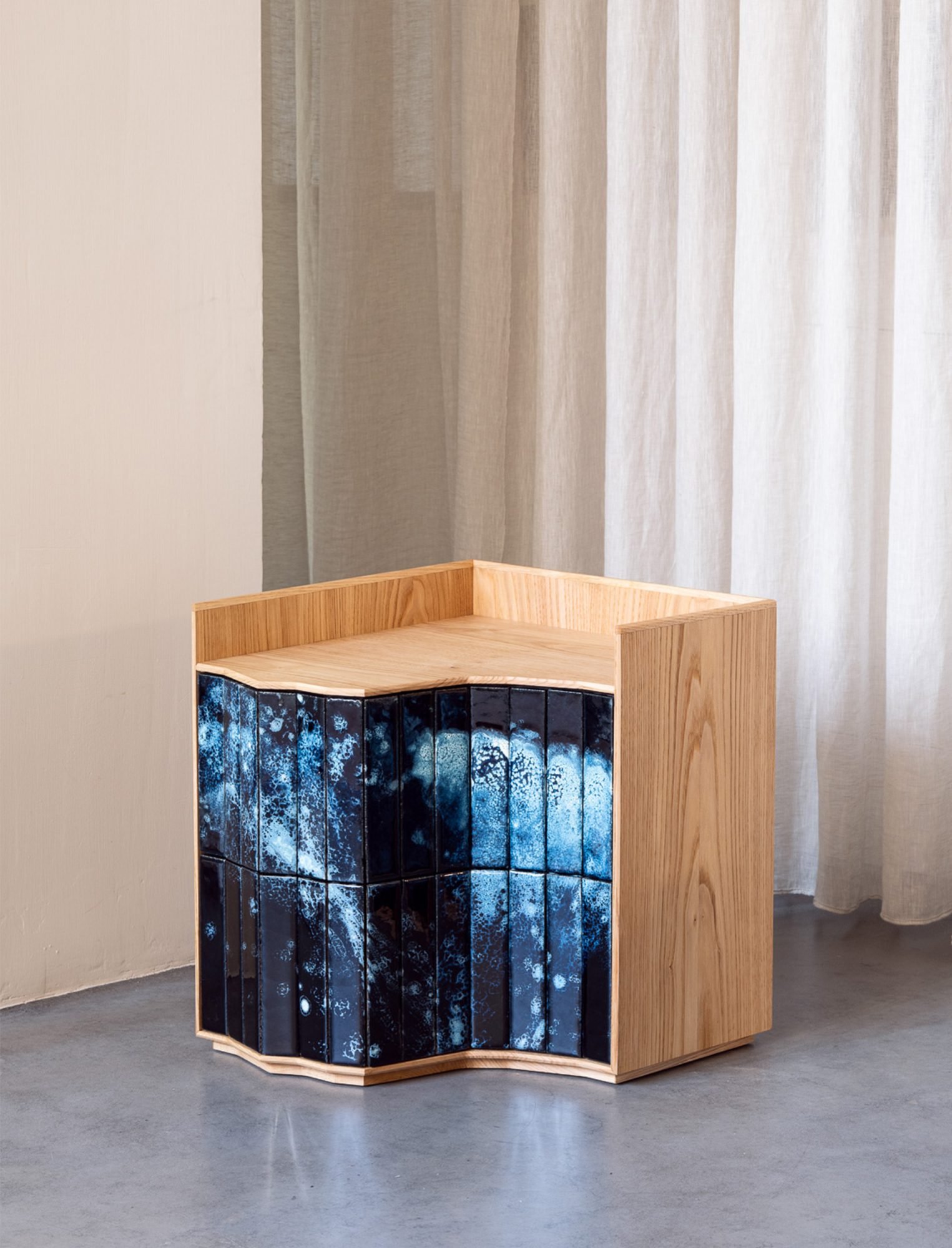 Mesa de cabeceira em castanho português maciço, com portas revestidas a azulejo.