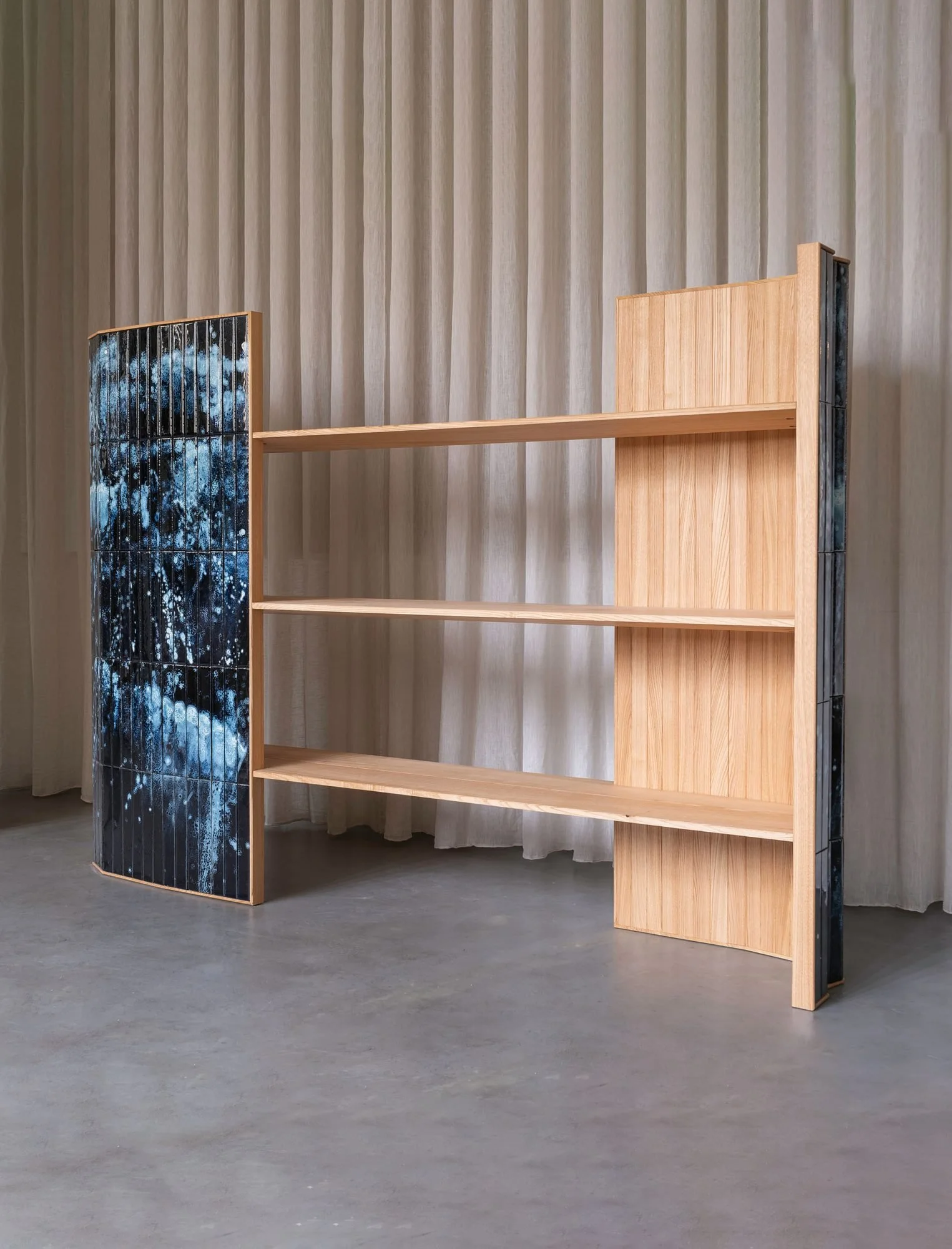 Estante de três prateleiras em castanho português maciço e azulejo.