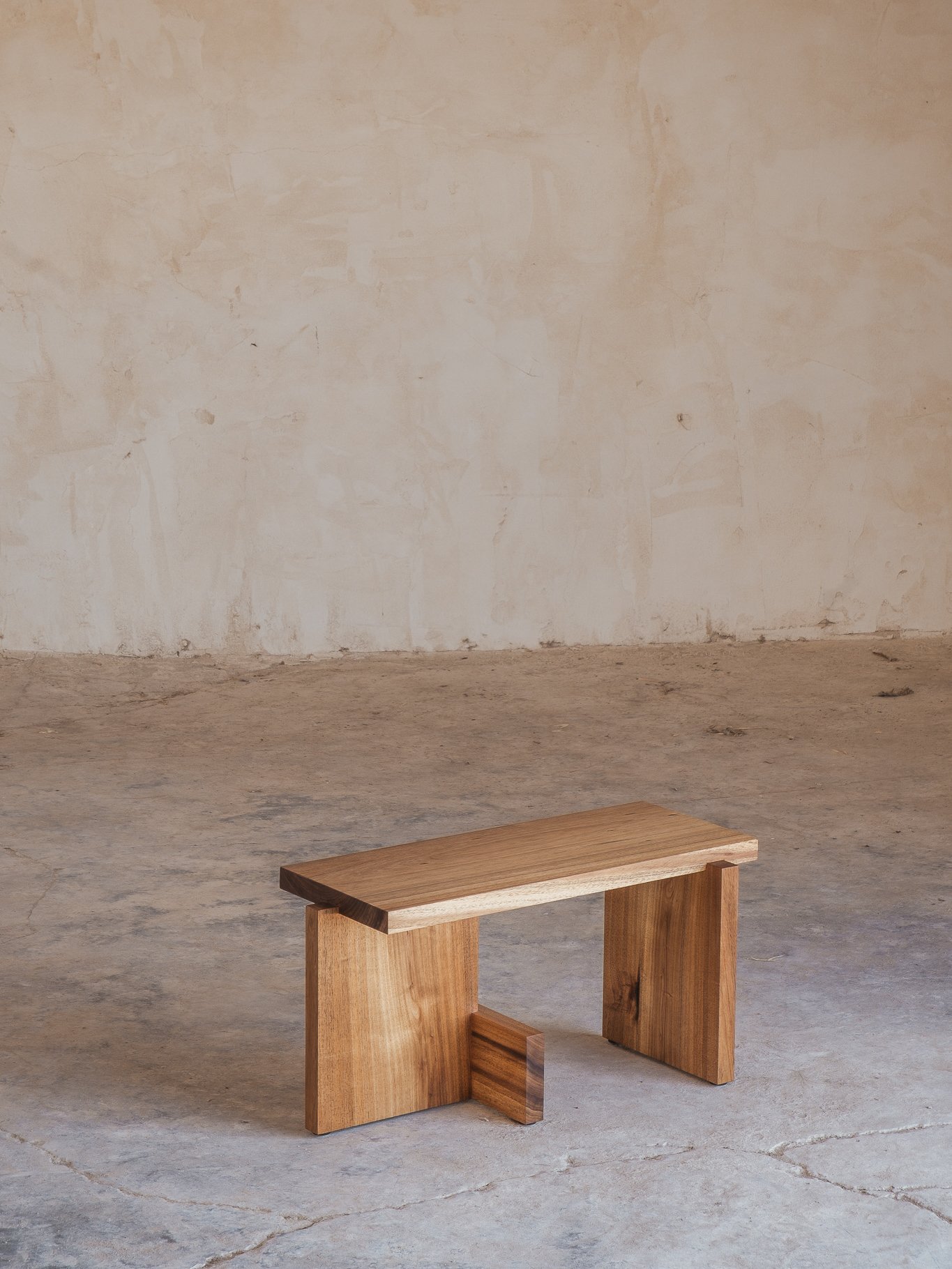 Banco  em acácia e eucalipto vermelho maciços, para o café TRADER.