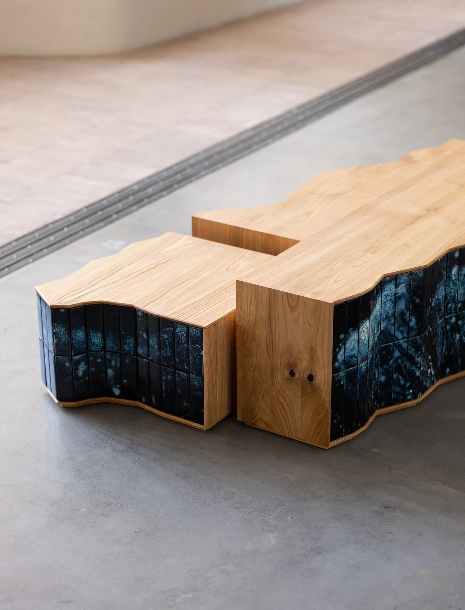 Conjunto de três mesas de café em castanho português maciço, com frentes revestidas a azulejo.