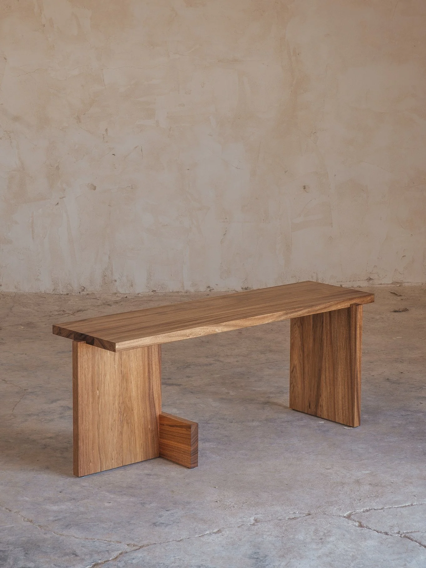 Mesa de café  em acácia e eucalipto vermelho maciços, para o café TRADER.