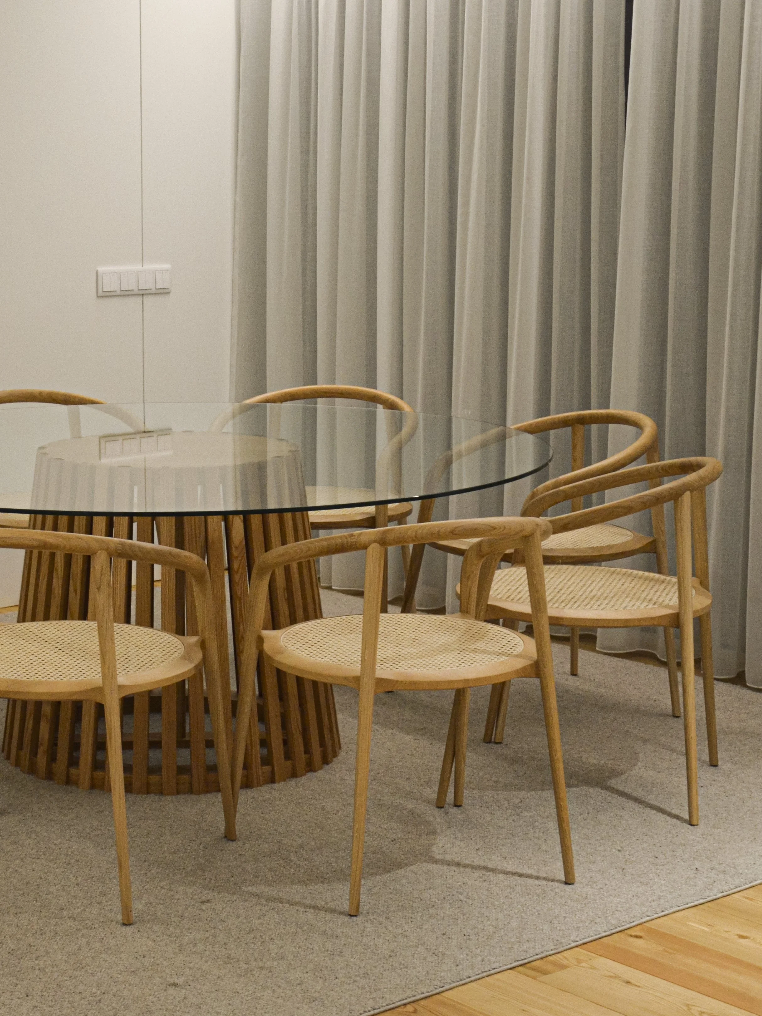 Mesa de jantar em  carvalho americano maciço com tampo em vidro temperado.