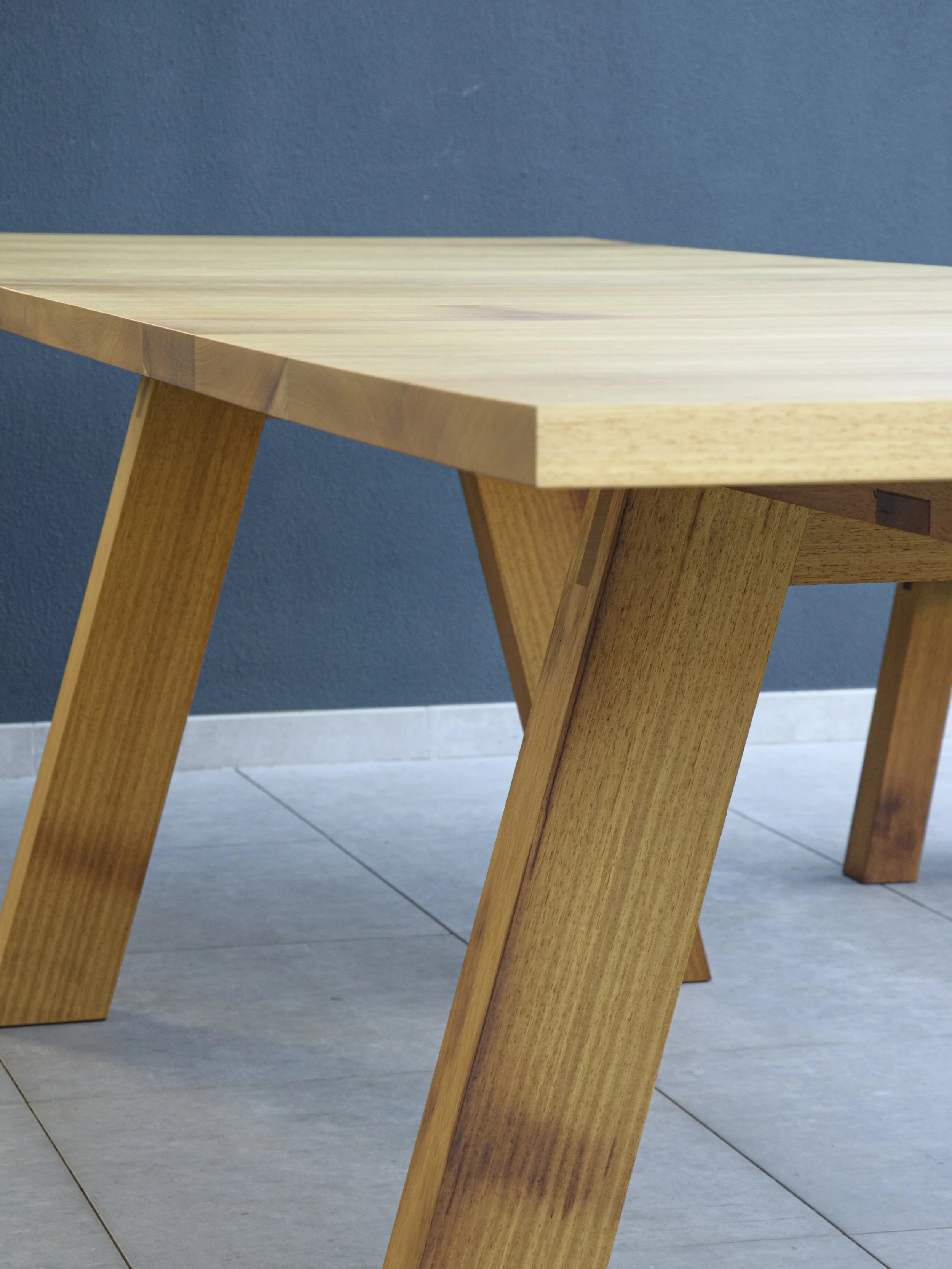 Conjunto de mesa de refeições e bancos de exterior em iroko maciço