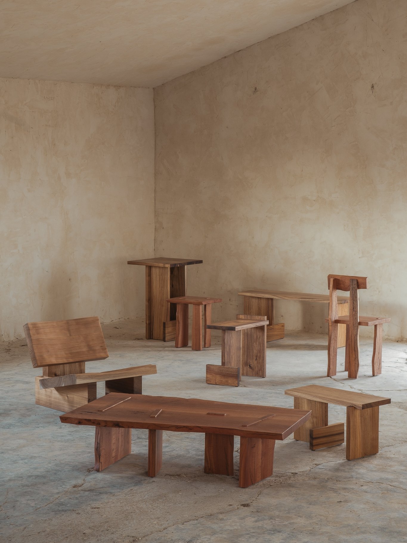 Coleção de mesas, bancos e cadeiras em  acácia e eucalipto vermelho maciços, para o café TRADER.