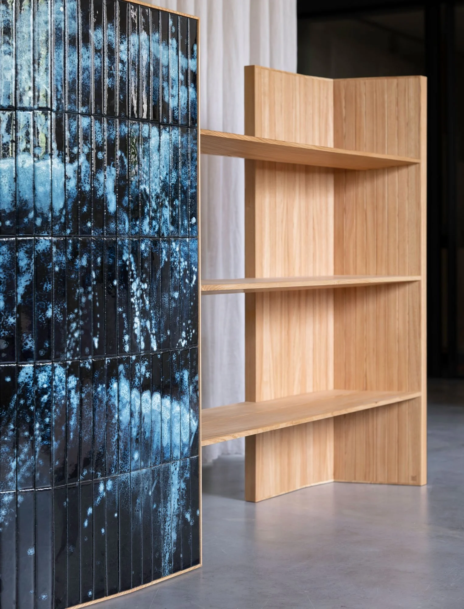 Estante de três prateleiras em castanho português maciço e azulejo.