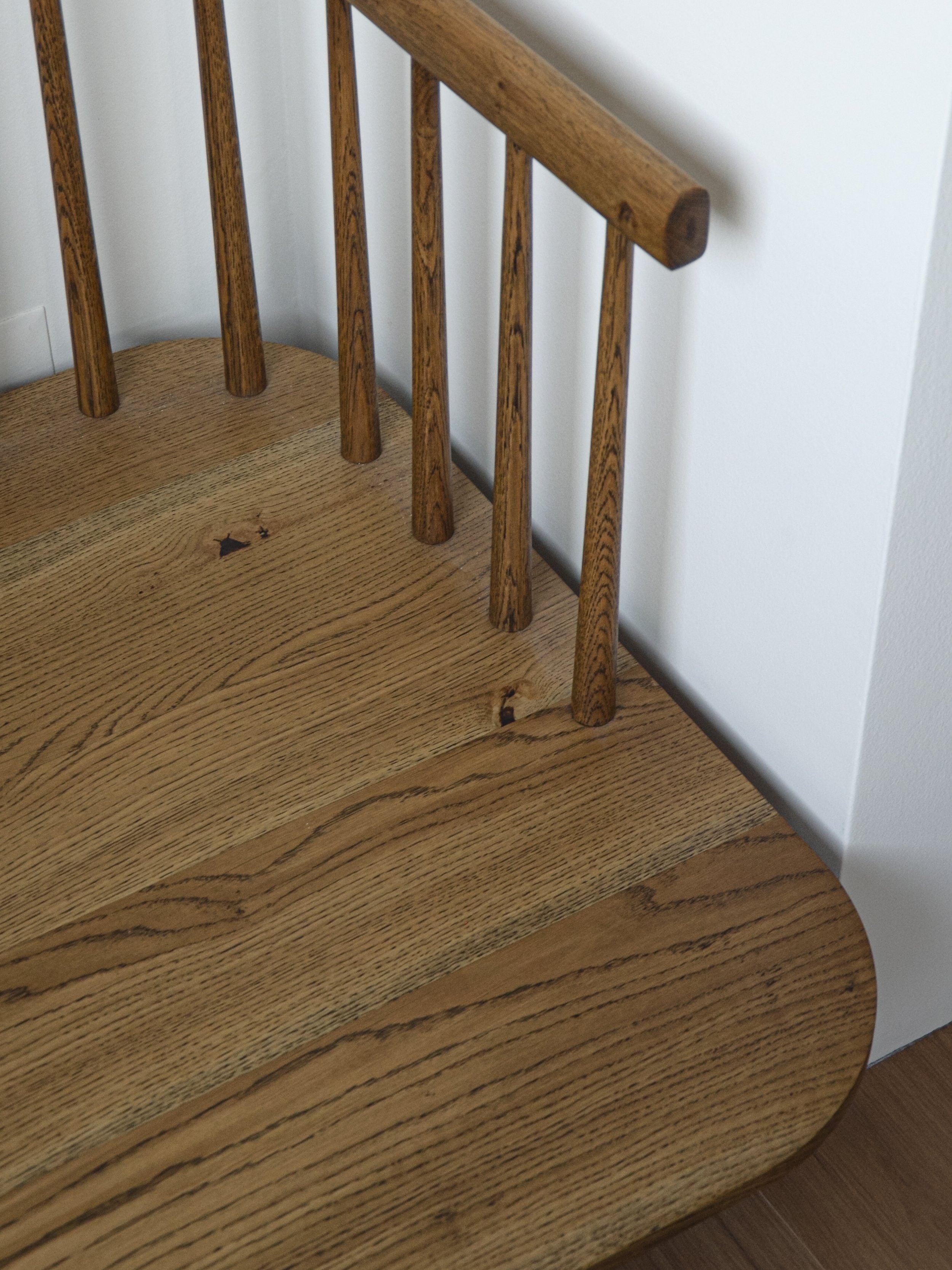 Sofá em carvalho francês maciço com almofadas