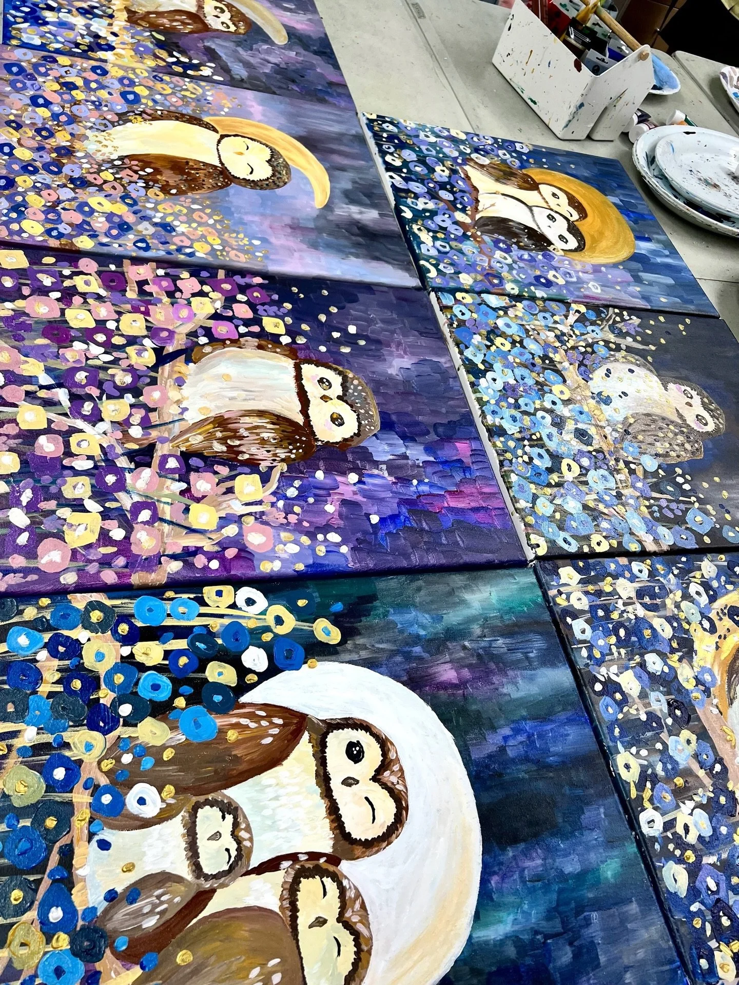 Klimt&hellip; but make it owls 🦉✨

Our Upper Primary artists mixed owl studies with shimmering Klimt-style patterns and the results are pure magic.
So much colour, texture and personality in every piece ✨
#cherrytreeartstudio #klimtinspired #kidsart