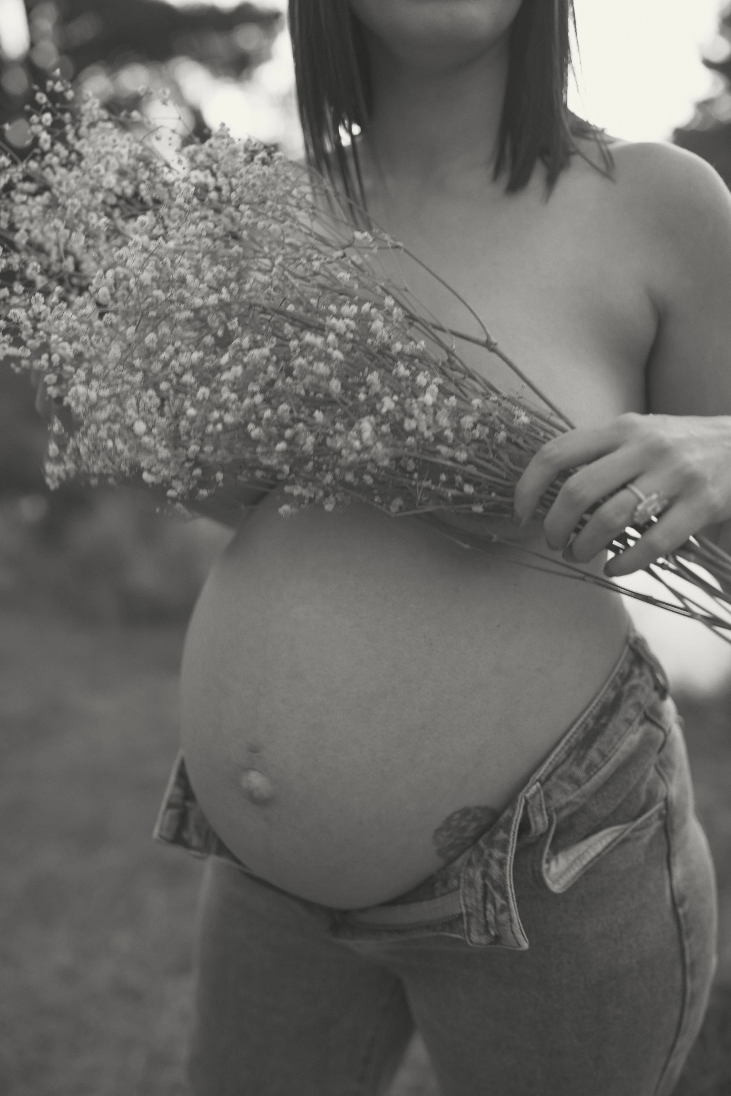 maternity-photoshoot-baby-bump-flowers.jpg
