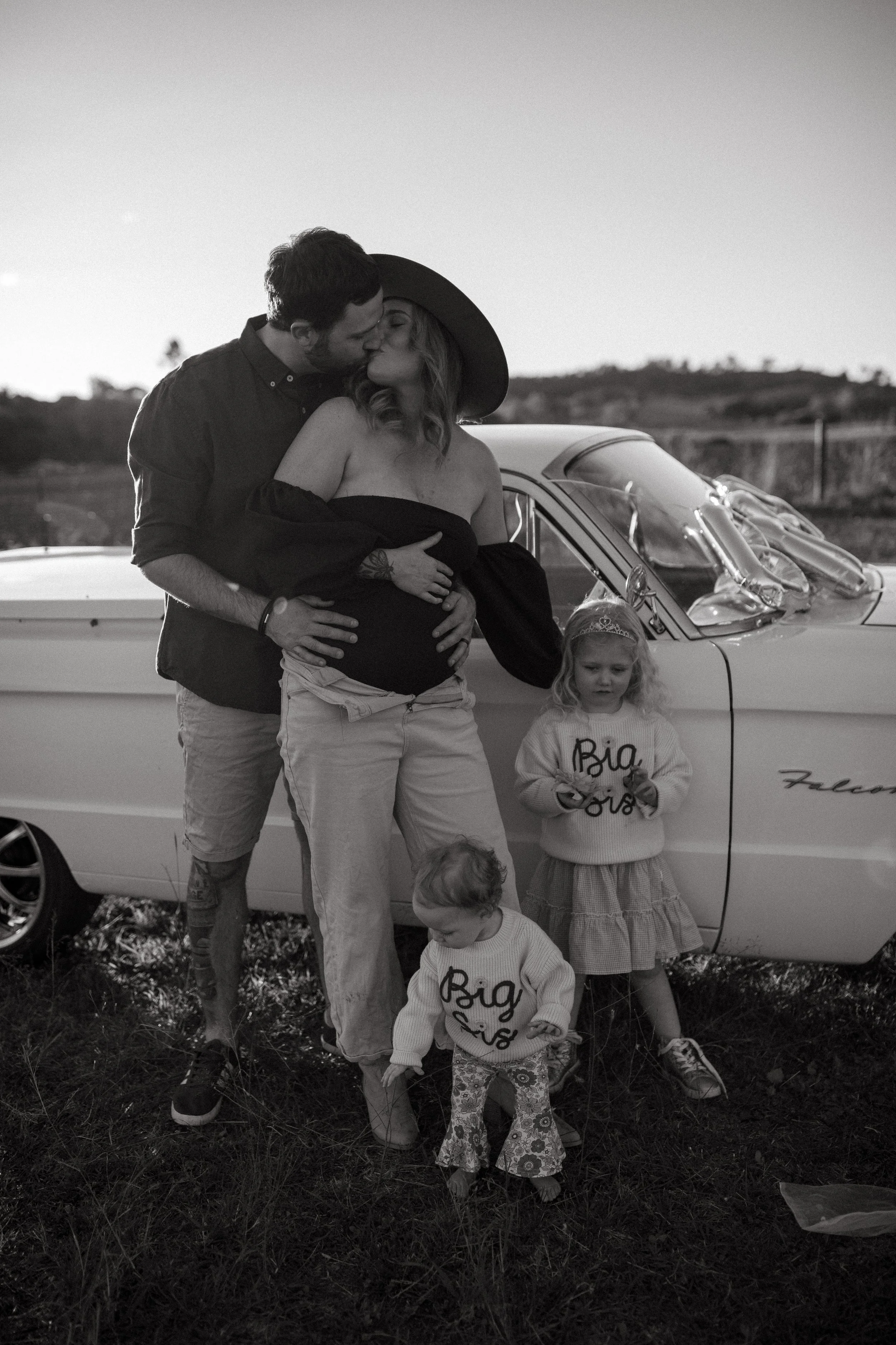 family-maternity-photoshoot-parents-kissing.jpg