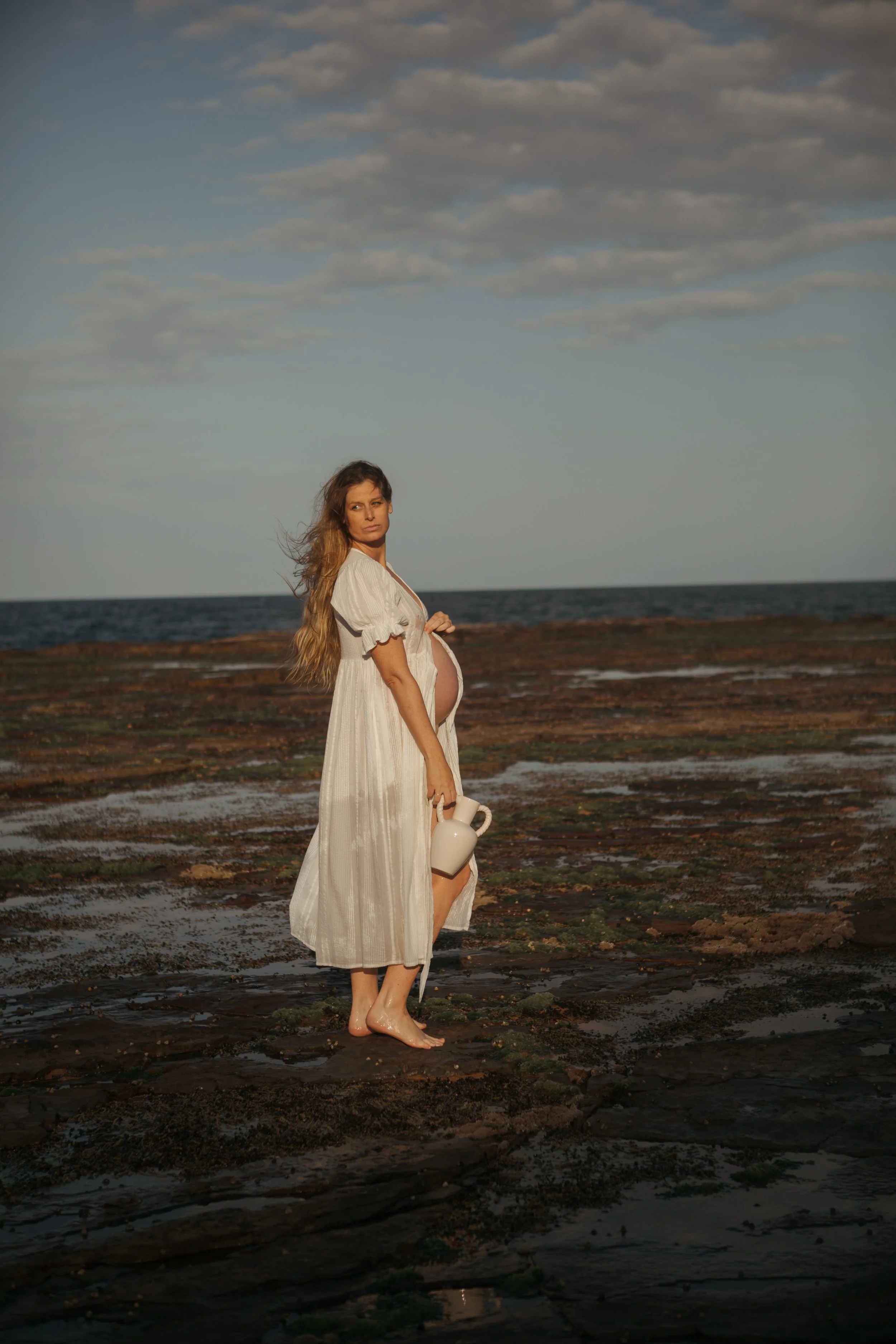 maternity-photoshoot-expecting-mother-shallow-water.jpg