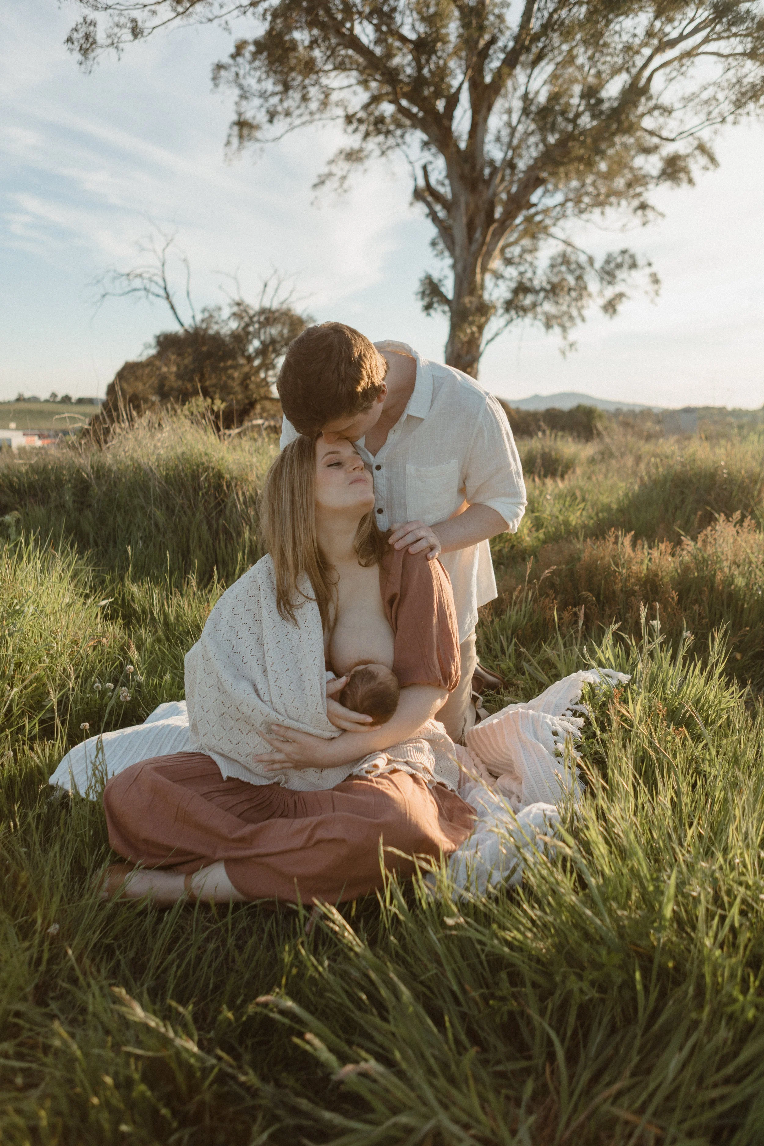 outdoor-newborn-family-photo-by-jade-jones-photography.jpg