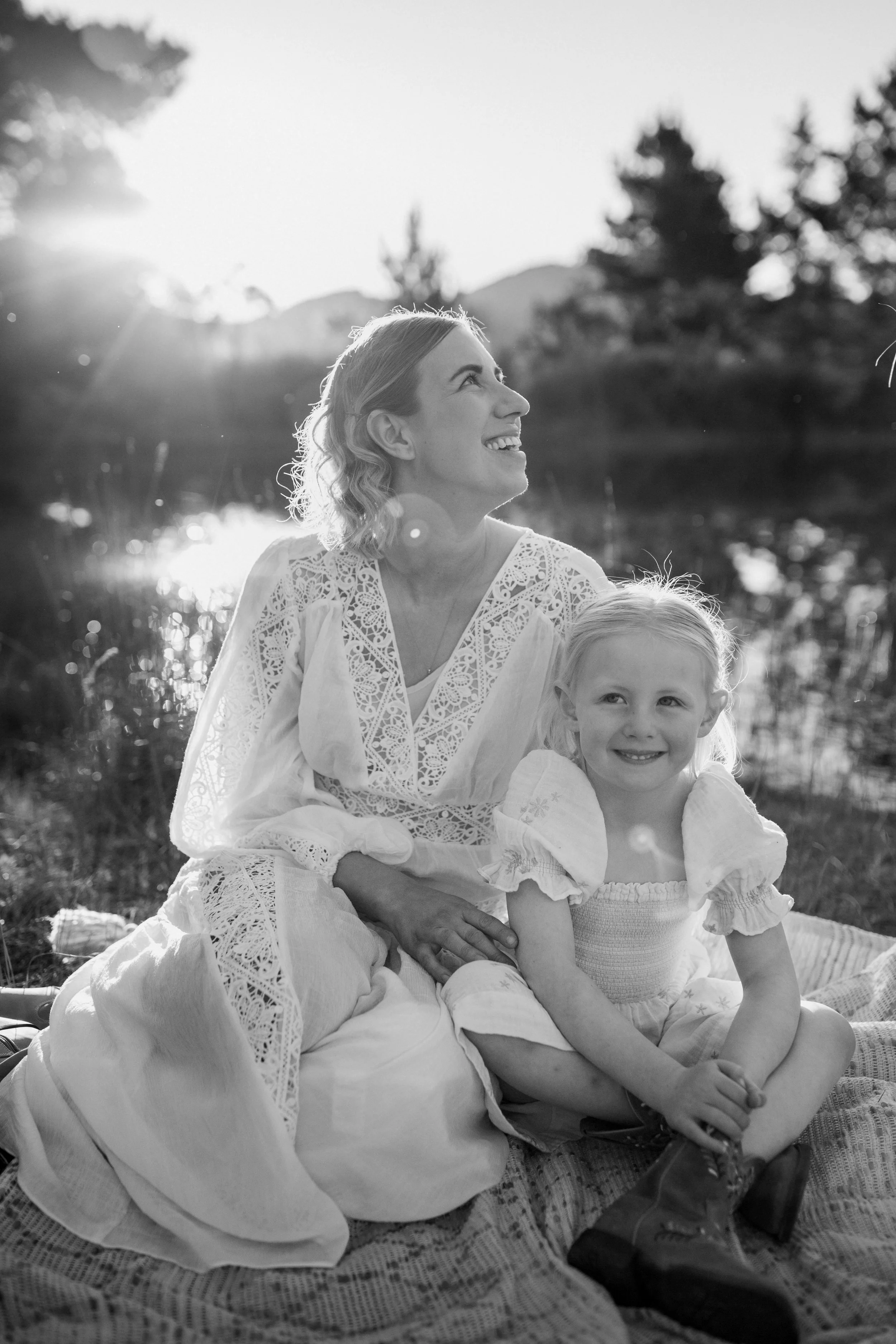 black-and-white-mother-daughter-portrait-by-dam.jpg