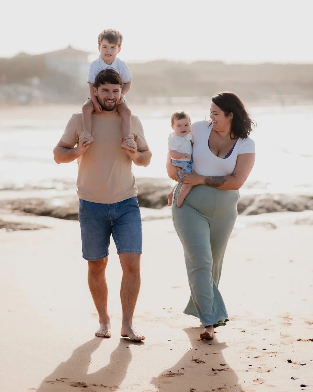 Une s&eacute;ance en bord de mer, &agrave; la fin de l&rsquo;&eacute;t&eacute;, une matin&eacute;e aux lumi&egrave;res douces et des instants en famille fig&eacute; dans le temps 🤍

Je dirais que c&rsquo;est une bonne d&eacute;finition d&rsquo;un mo
