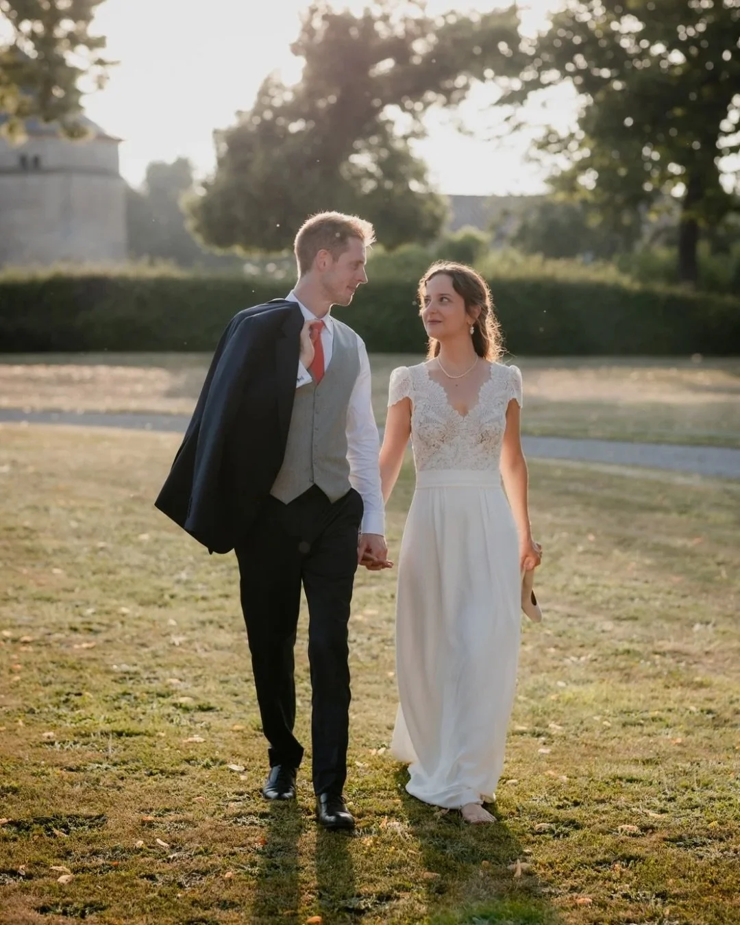 Camille &amp; Amaury - 21 juin 2025 🤍

Un cocktail sous le soleil, dans un cadre magnifique &agrave; @abbayedelagracedieu 🌞

R&eacute;servation sur anaissldphotographe.com
Booking 2027 ouvert 🫶🏼

Lieu : @abbayedelagracedieu 
Coiffure &amp; maquil