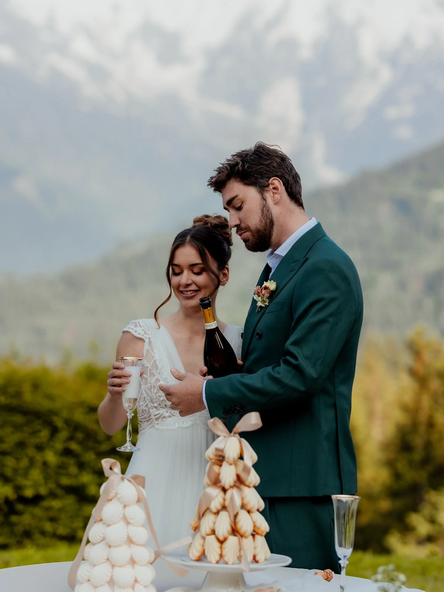 Elopment - Alpes fran&ccedil;aise - 9 juin 2025 🤍

Juste vous, un lieu magnifique, et la montagne ? &Ccedil;a fait r&ecirc;ver 🫶🏼
Apr&egrave;s une s&eacute;ance engagement au bord du lac vert, place aux pr&eacute;paratifs, et &agrave; un repas en 