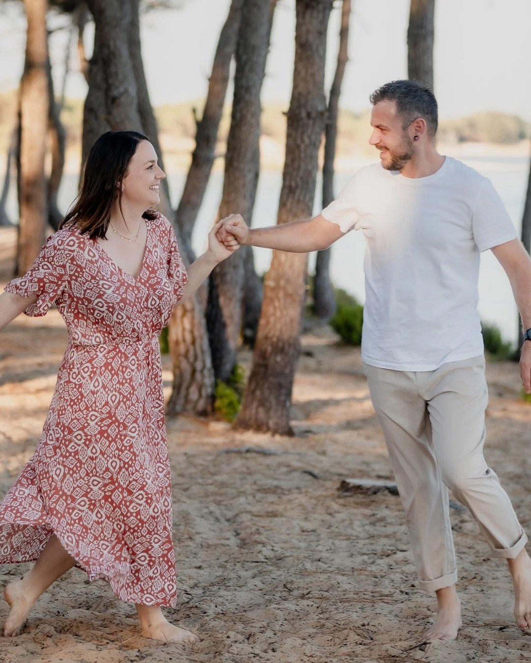 Ils se sont mari&eacute;s d&eacute;but juillet 2025, et j&rsquo;ai eu envie de replonger presque 1 an avant, dans leur jolie s&eacute;ance engagement 🌞
Une fin de journ&eacute;e, une plage magnifique, un amour sinc&egrave;re 🫶🏼

La s&eacute;ance e