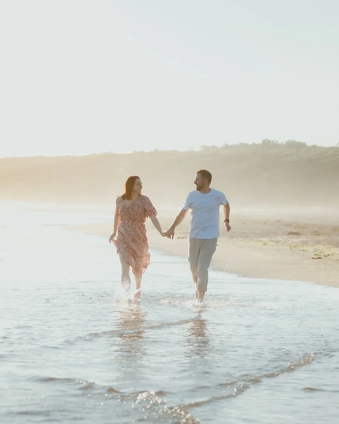 La s&eacute;ance engagement de Marie &amp; J&eacute;r&eacute;my 🤍

Ils se sont mari&eacute;s d&eacute;but juillet 2025, et j&rsquo;ai eu envie de replonger presque 1 an avant, dans leur jolie s&eacute;ance engagement 🌞
Une fin de journ&eacute;e, un