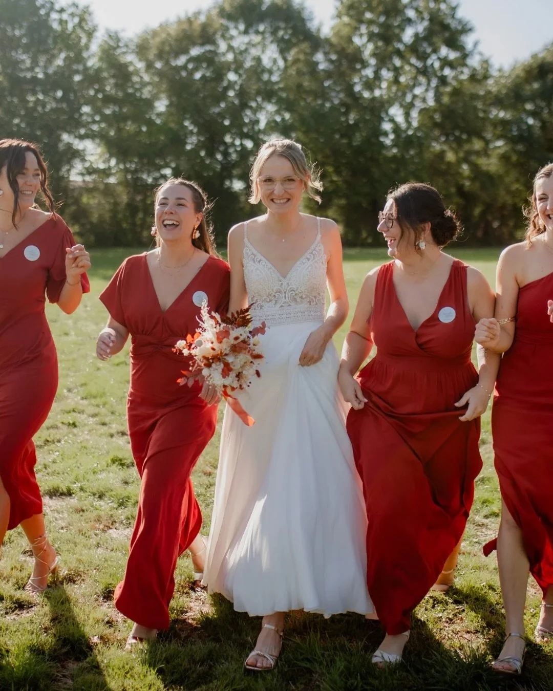 Elisa &amp; Joris 🤍

Des photos vivantes, vibrantes, au rythme de cette journ&eacute;e ensoleill&eacute;e 🌞 

Des photos de groupes en mouvement, pas fig&eacute;es, gr&acirc;ce aux rires et aux grandes &eacute;motions 🥹

Des petits instants vol&ea