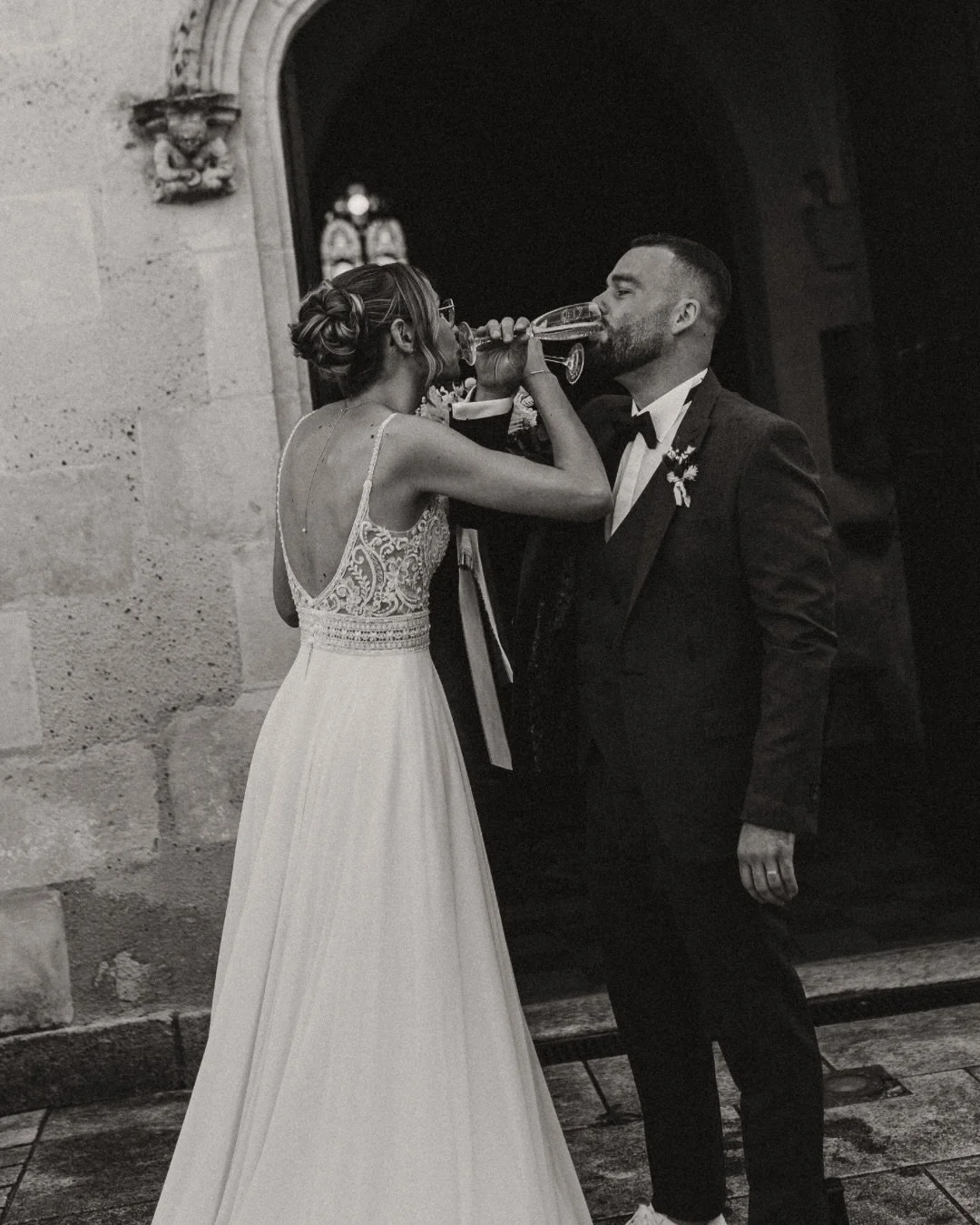 Les petits d&eacute;tails font les grands moments 🌞

Derni&egrave;re s&eacute;rie pour Elisa &amp; Joris 💕

Une belle &eacute;glise, et surtout de tr&egrave;s belles &eacute;motions qui ont fait de ce moment un engagement remplie d&rsquo;amour 🫶🏼