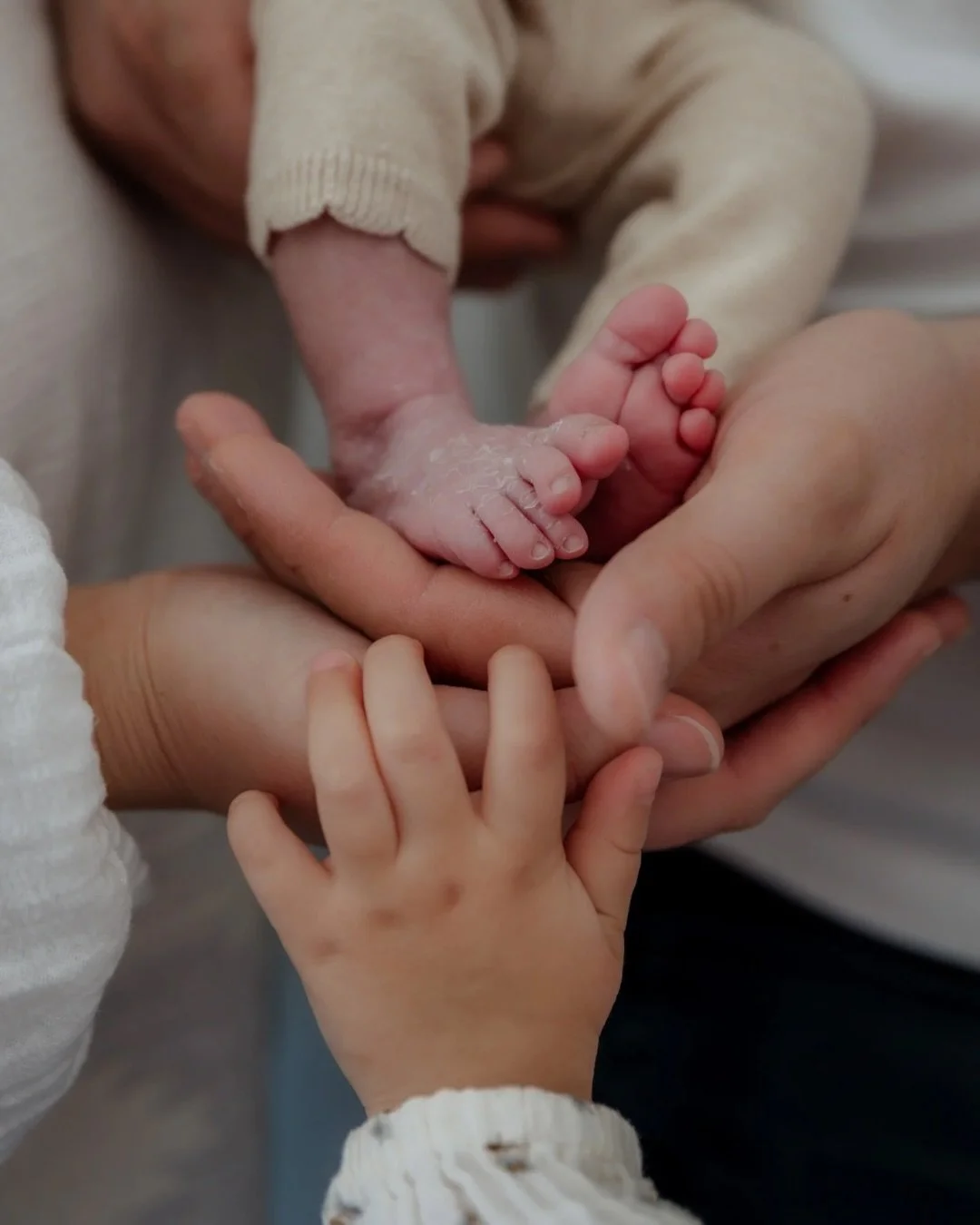 Une naissance, une nouvelle complicit&eacute; en famille 🤍

Les s&eacute;ances &agrave; la maison, chez vous, ont toujours une saveur particuli&egrave;re. Elles sont douces, &agrave; votre image, remplie de rire et de tendresse. On prend le temps, j