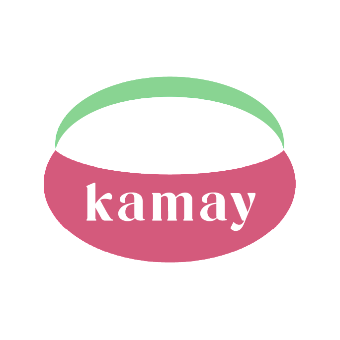 Logo circulaire avec le mot 'kamay' écrit en blanc sur un fond rose foncé, avec une bande verte semi-circulaire au-dessus sur fond noir.
