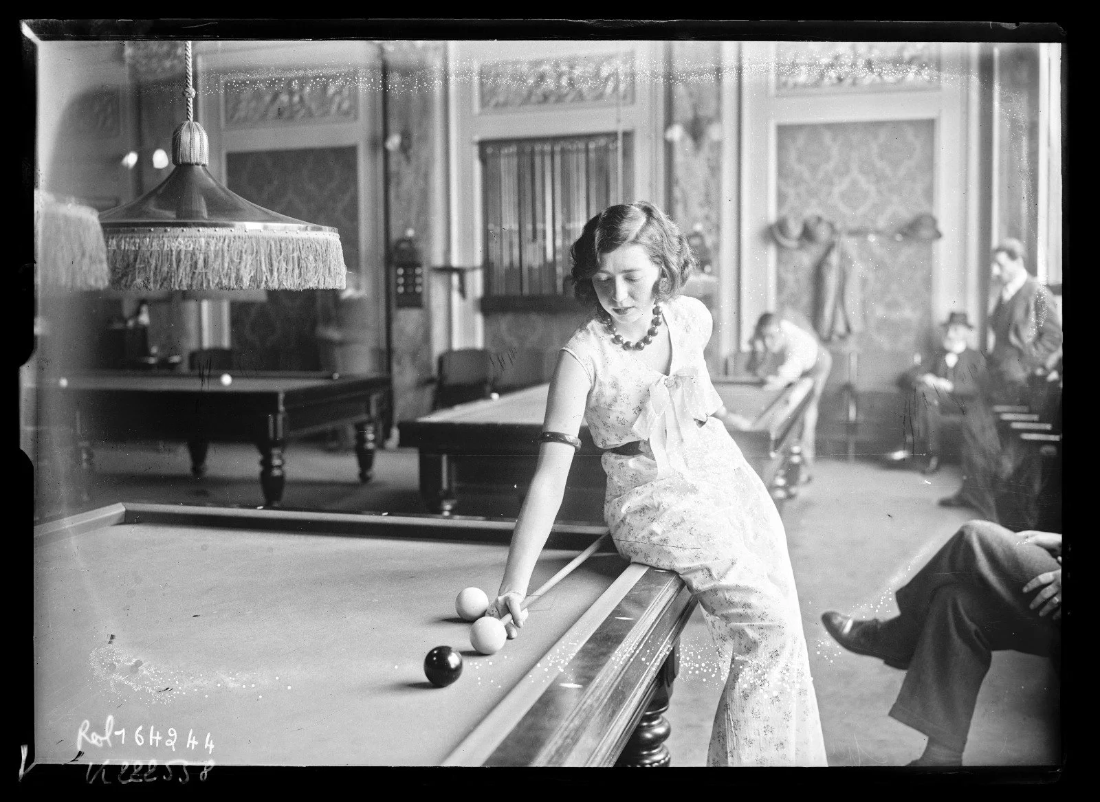 Sylviane d’Arbantès dans le billard féminin du boulevard des Capucines à Paris, un lieu de divertissement fréquenté à la fin du XIXᵉ siècle.