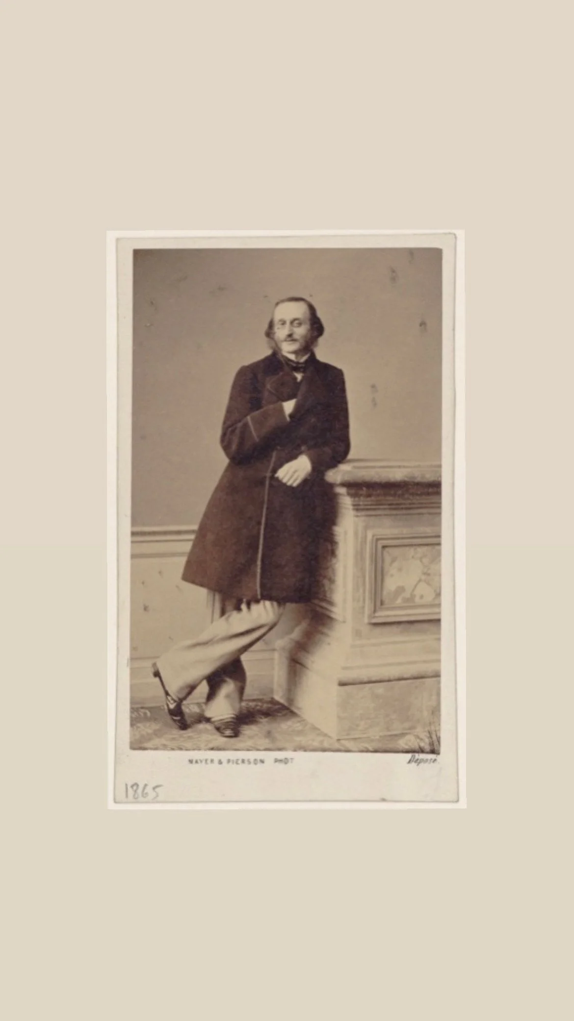 hotographié en 1865 par l’Atelier Mayer et Pierson au 5 boulevard des Capucines à Paris, Jacques Offenbach apparaît au sommet de sa carrière.