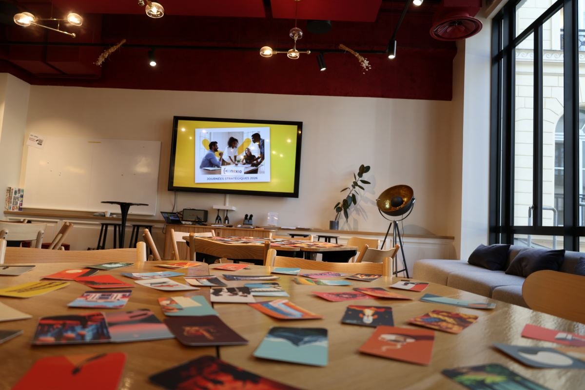 Workshop collaboratif utilisant des cartes pour organiser et faire émerger des idées en groupe