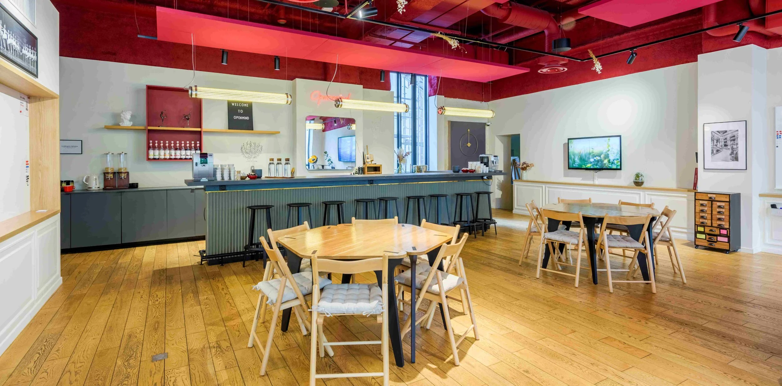 Vue du bar avec 2 tables de 6 pers