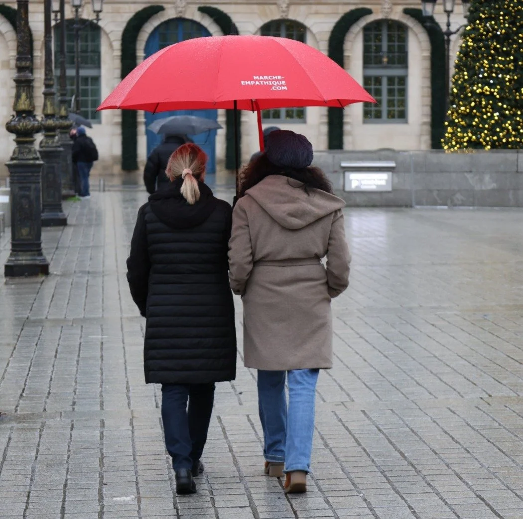Participants lors d’une marche empathique dans un moment d’écoute et de présence