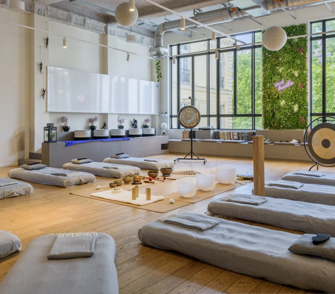 Session de bain sonore collectif dans un espace d’expérience immersive à Paris