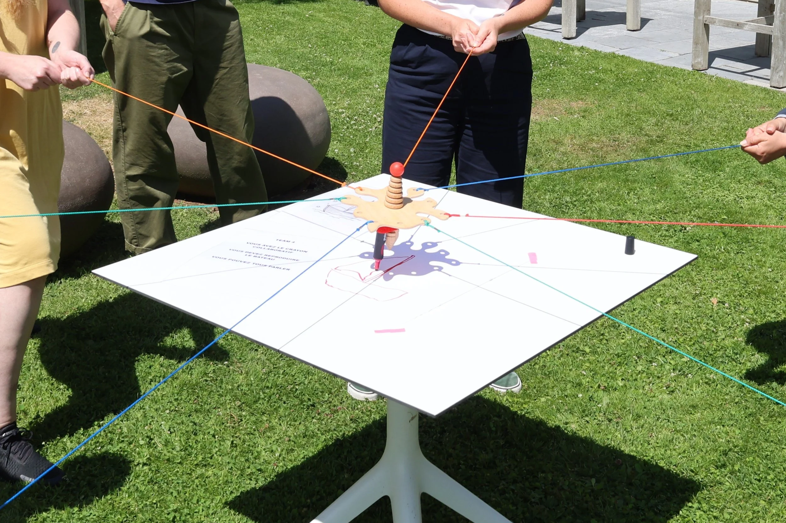 activité de team building avec crayons collaboratifs, favorisant la communication, la coordination et l’intelligence collective en équipe