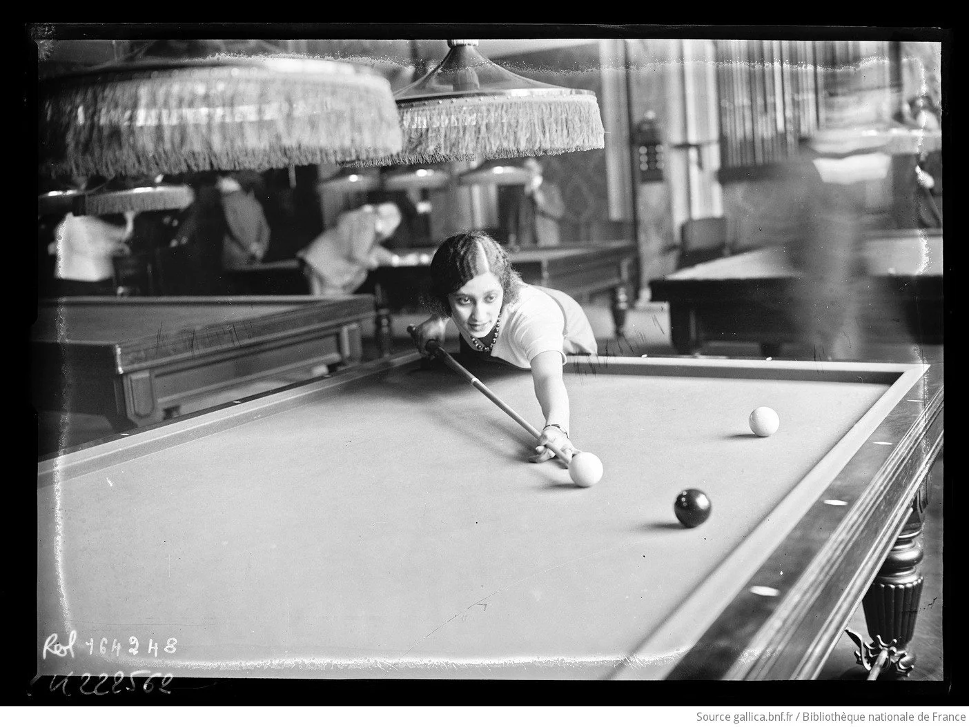 assmine d’Ouezzan dans une salle de billard du boulevard des Capucines à Paris, figure du billard féminin.
